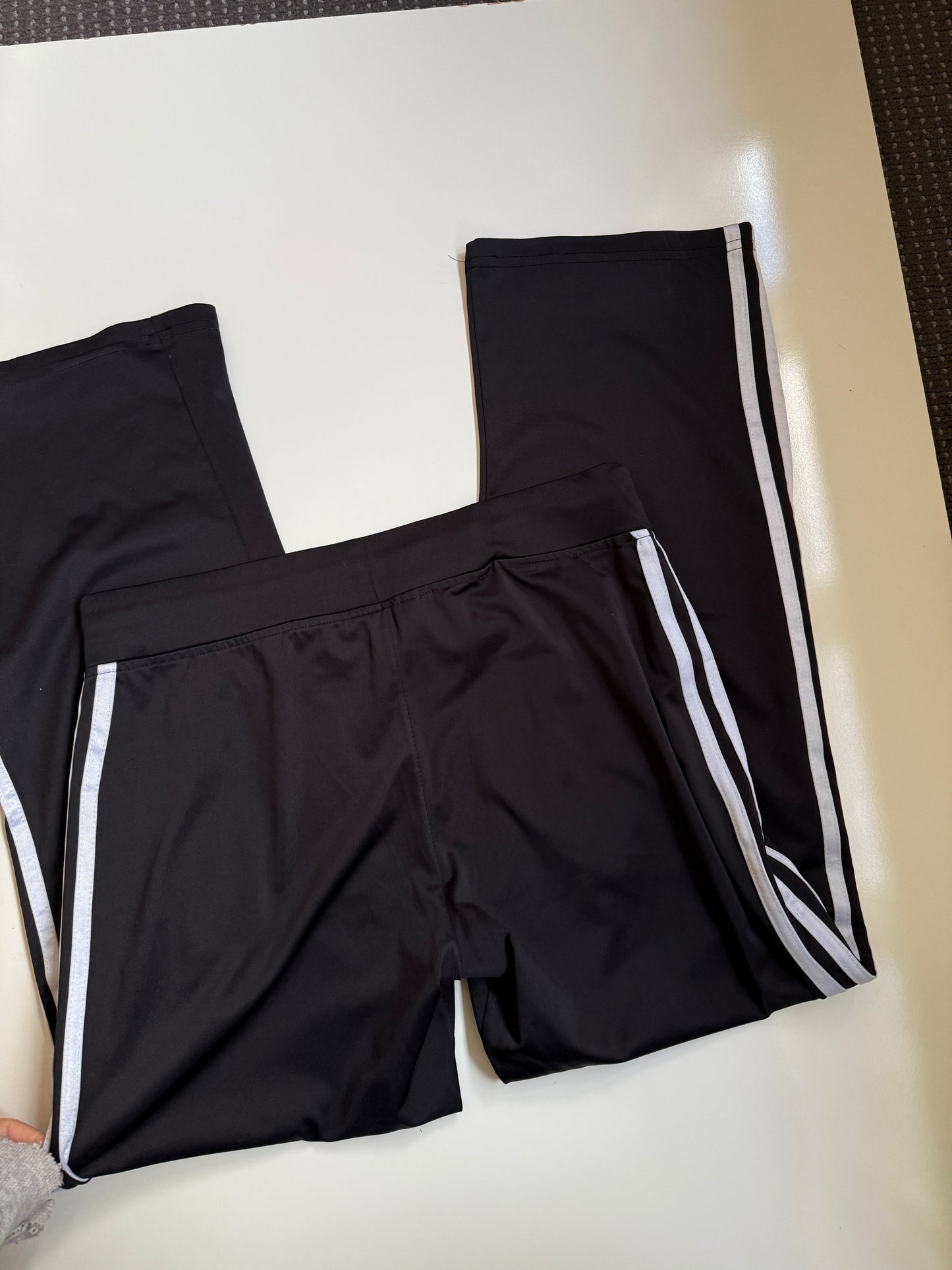 00's Adidas wide leg pants • Size M/L