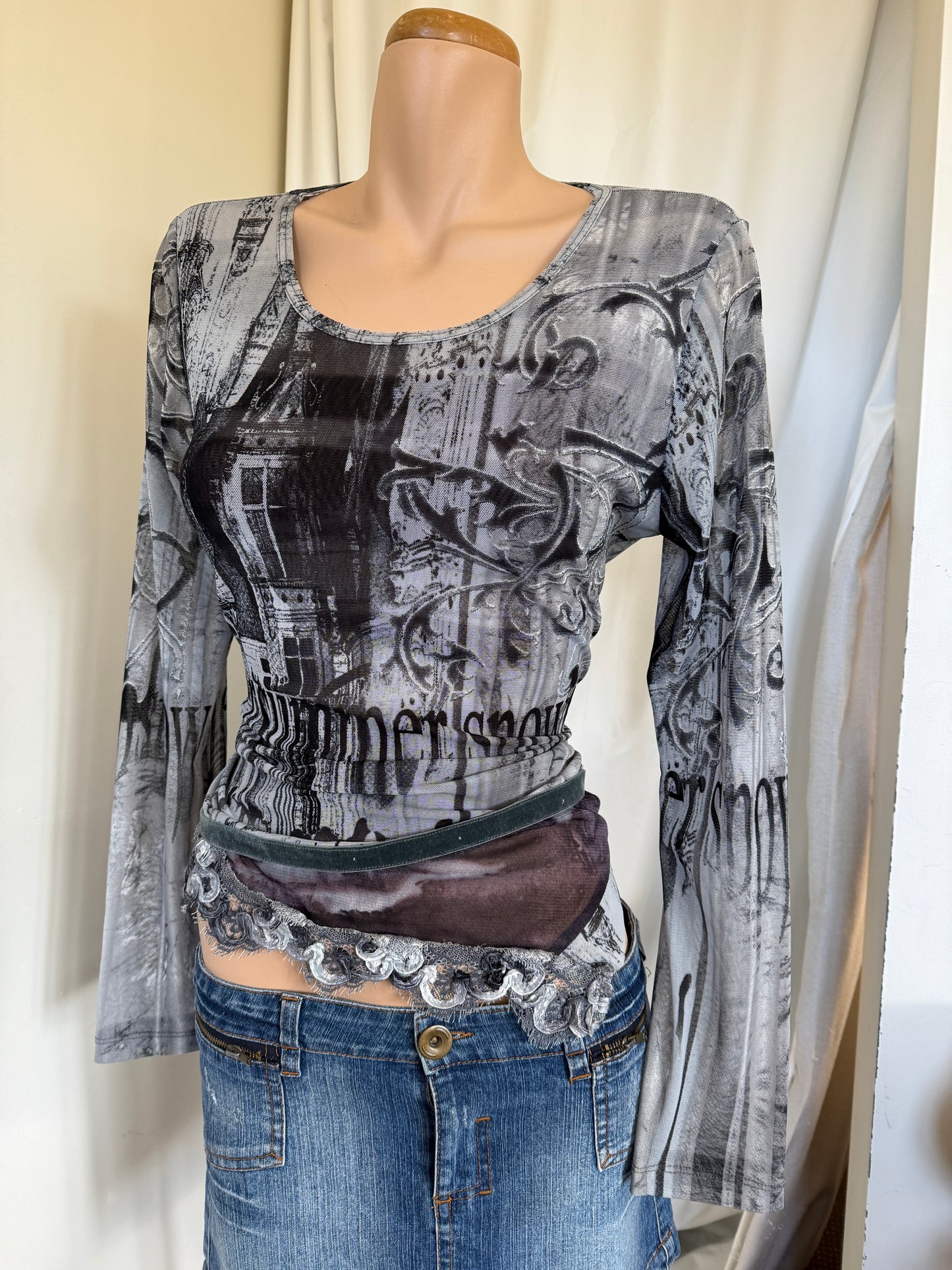 NZ 90's/00's graphic print mesh top w lace trim • Size M/L
