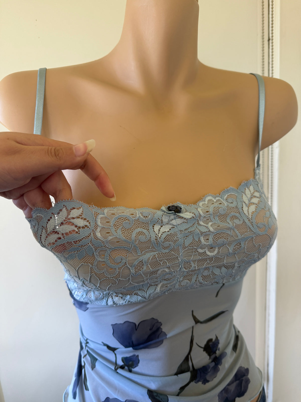 00's Baby blue mesh cami w lace detail • Size L