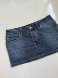Load image into Gallery viewer, 00's denim cargo mini w contrast stitching • Size 8