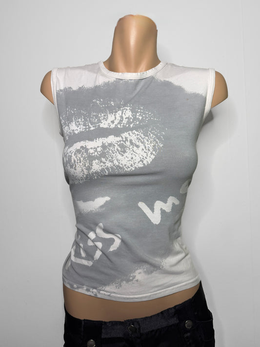 00's "Kiss Me' Cotton graphic tank • Size M/L