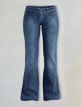 Load image into Gallery viewer, 00's Low-rise zip fly boot cut jeans • Size 12
