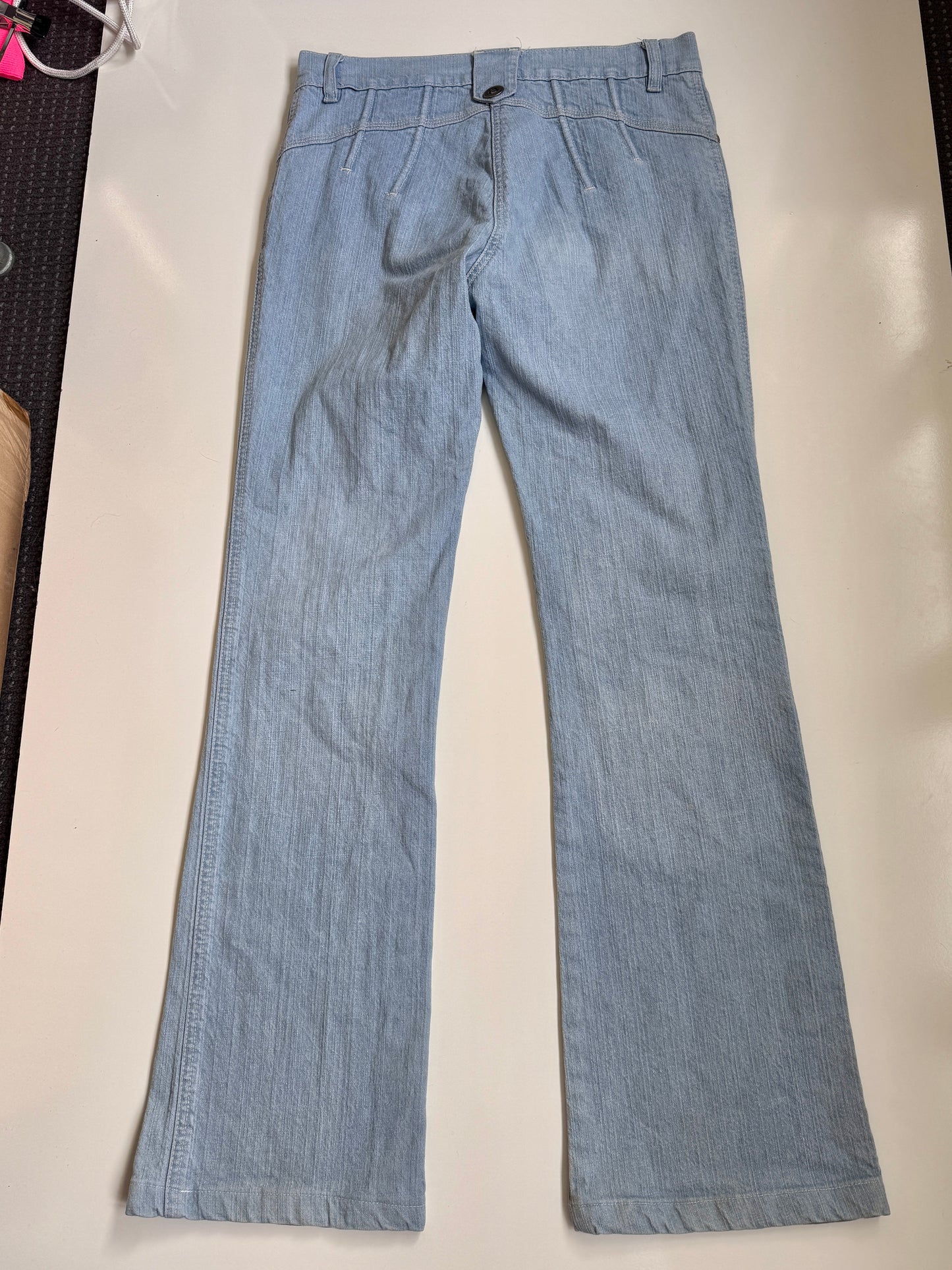 00's Quartz light-wash flare jean w pleat detail • Size 8