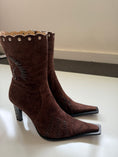 Load image into Gallery viewer, 00's Genuine suede detailed boots • Size 7