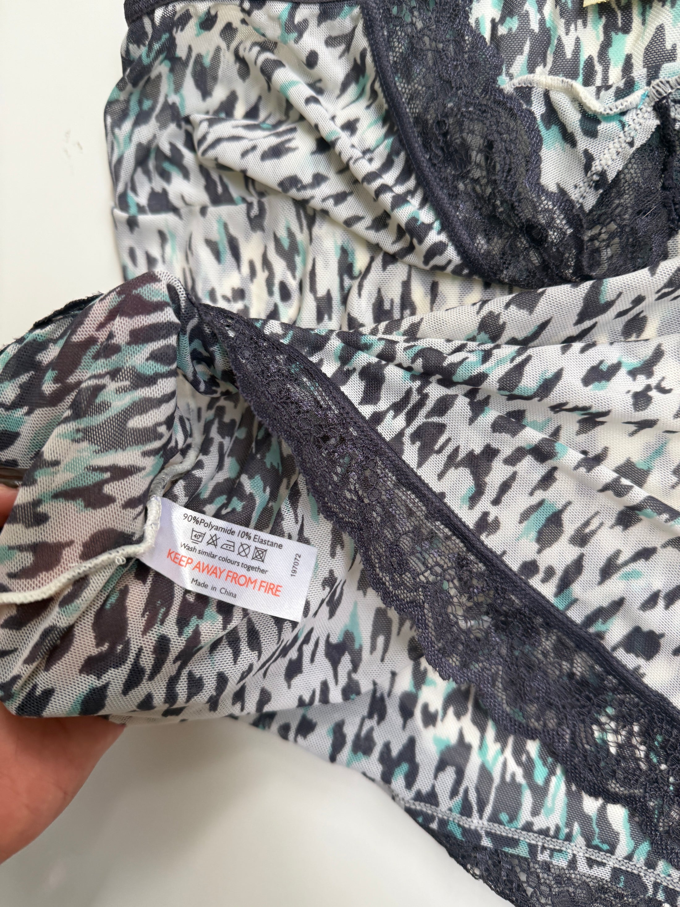 00's Mesh Print cami w lace trim • Size M