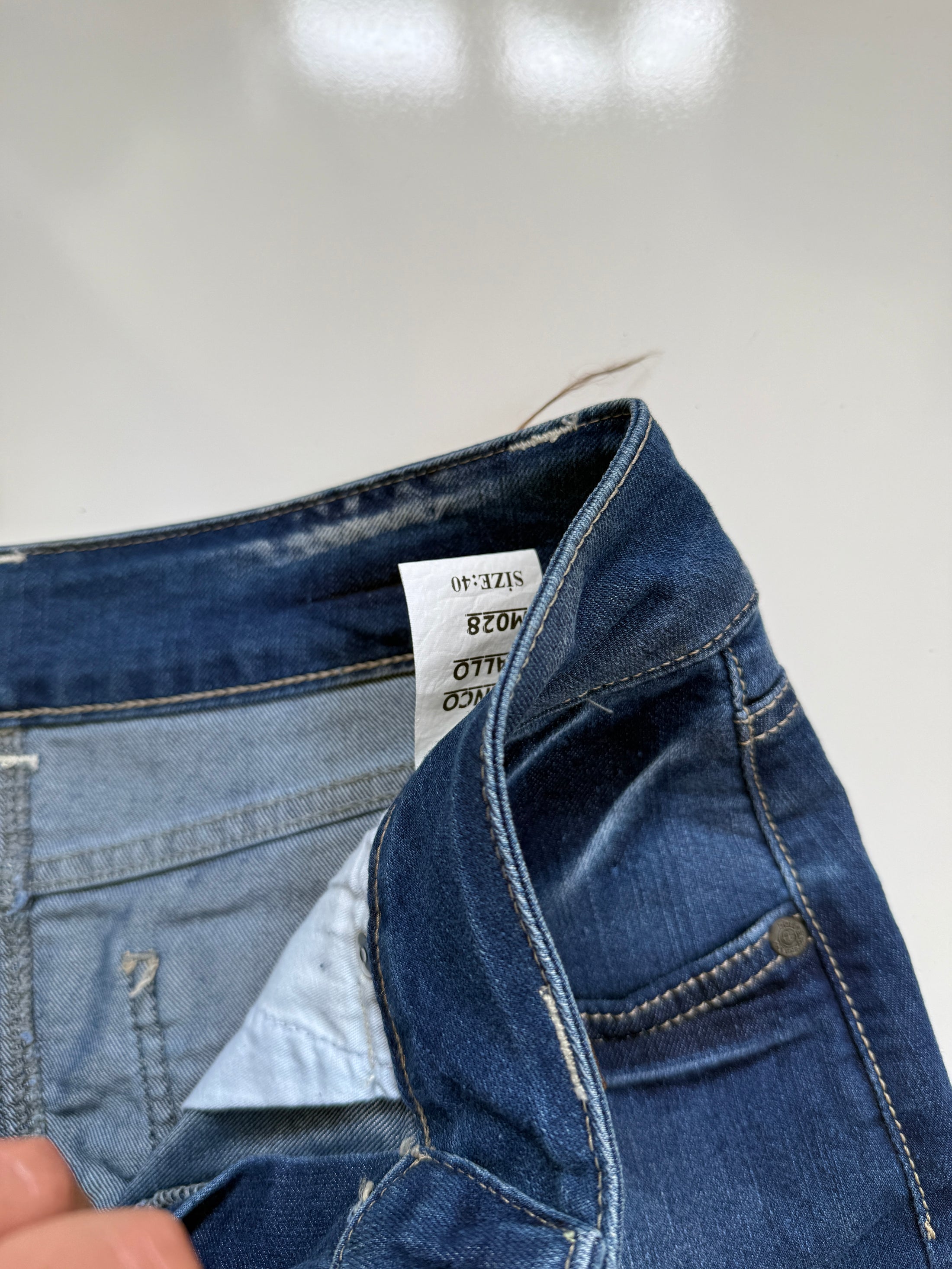 00's Denim micro mini w belt loop detail • Size 8-10