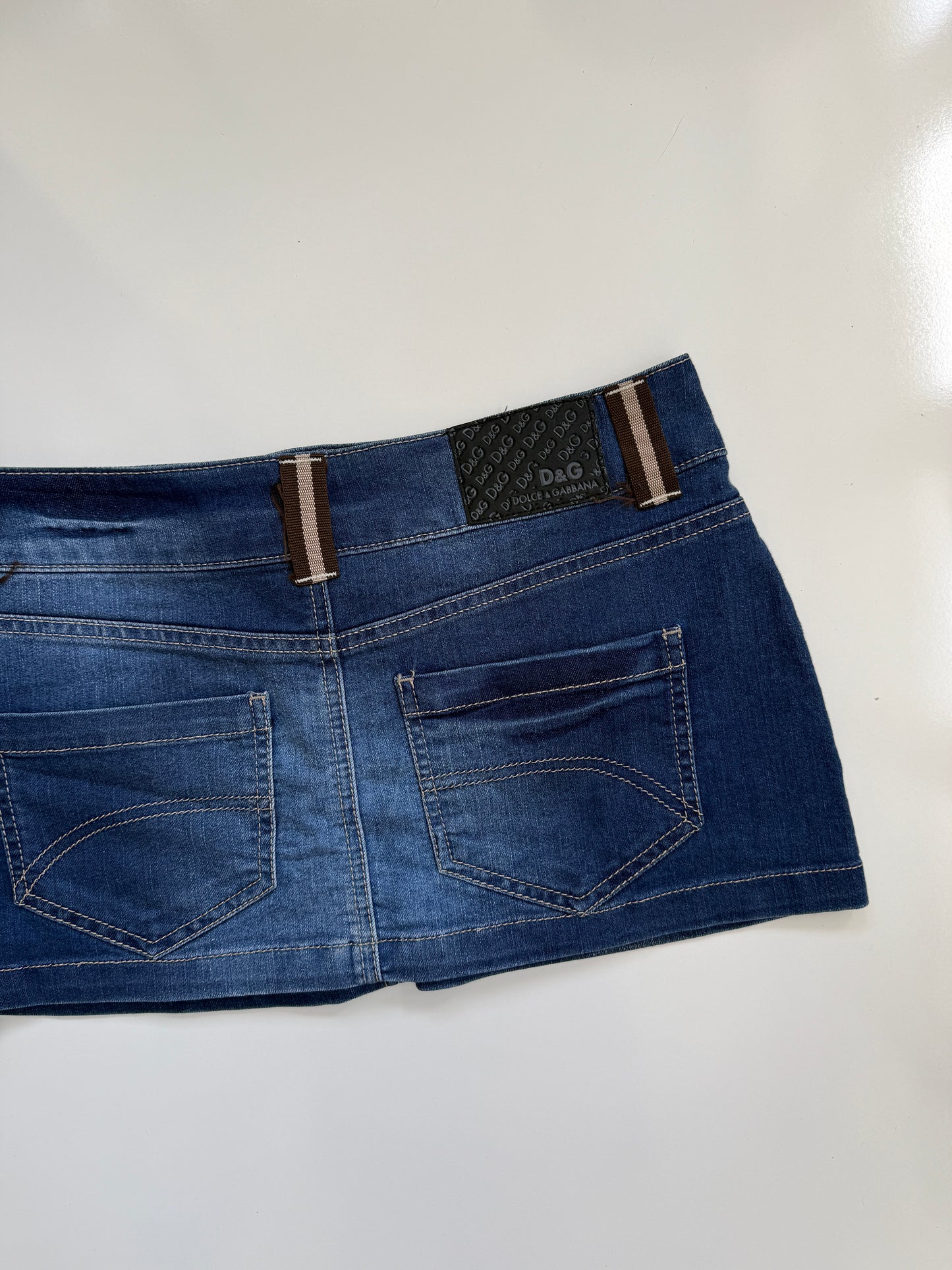 00's Denim micro mini w belt loop detail • Size 8-10
