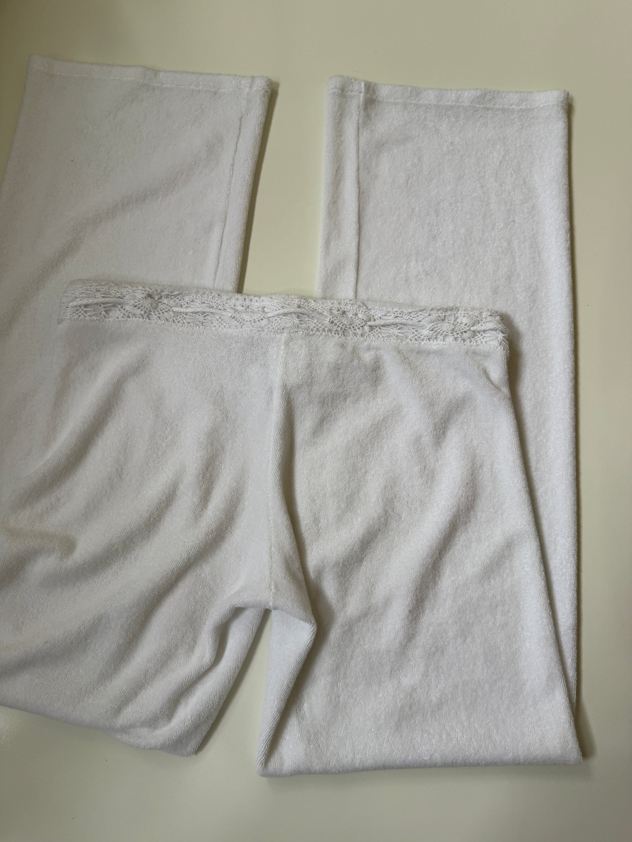 00's Juicy Couture terrycloth white tracksuit w crochet detail • Size XS-S