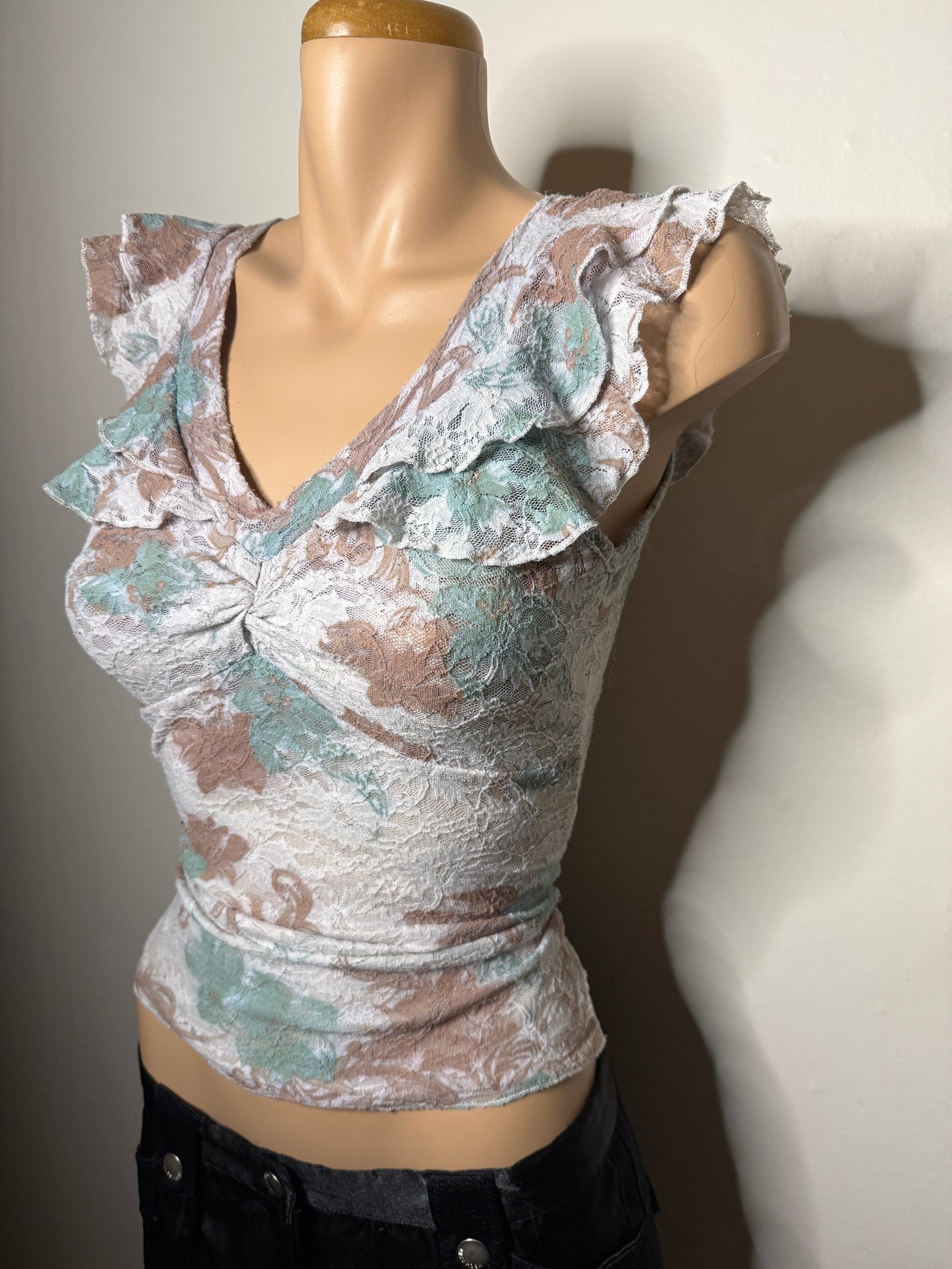 00's Lace top w frill detail • Size S/M