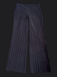 Load image into Gallery viewer, 00's Charcoal low-rise officecore pants w pink pinstripes • Size 16
