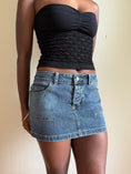 Load image into Gallery viewer, 00's denim cargo mini w contrast stitching • Size 8
