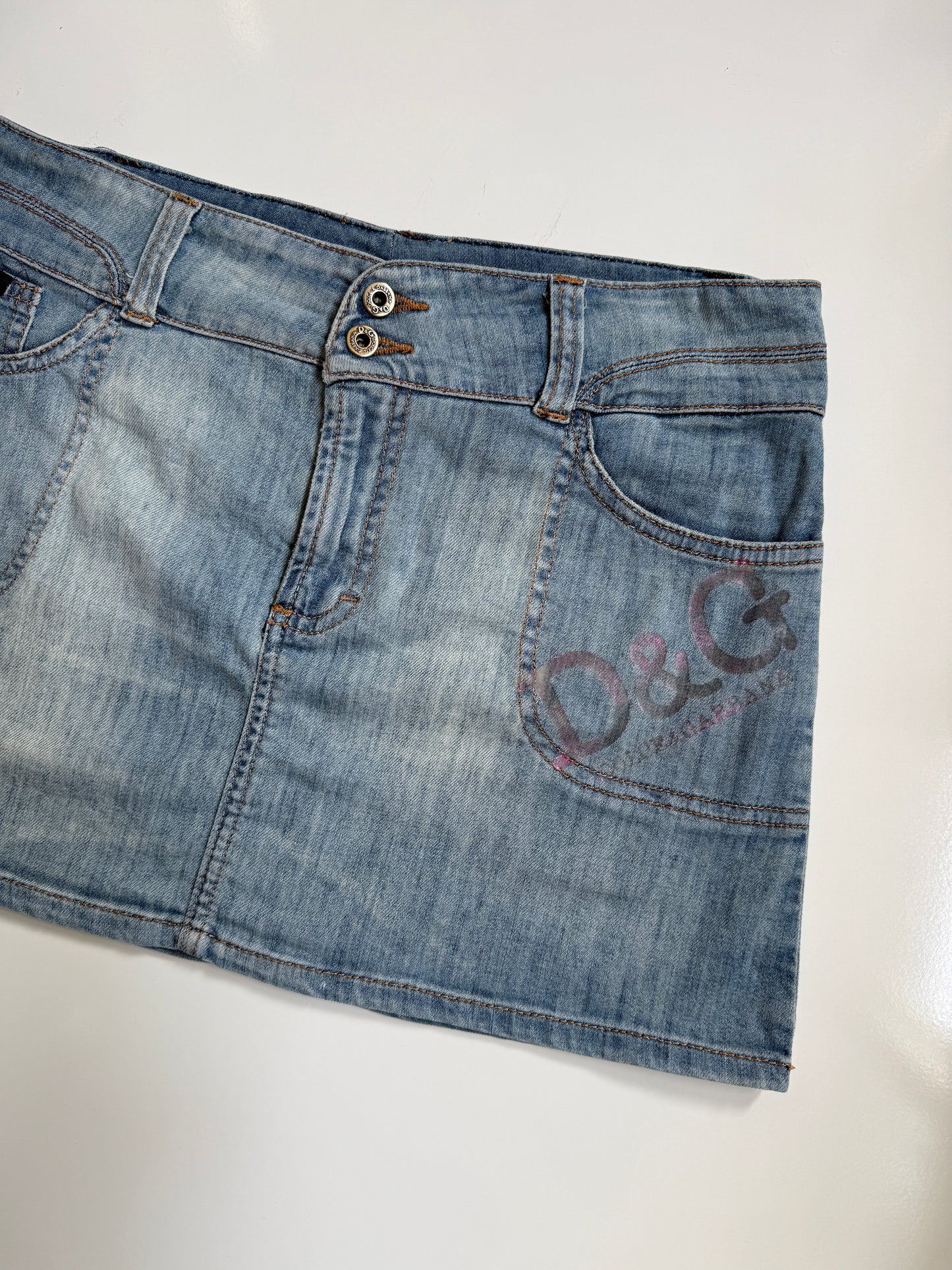 00's Dolce & Gabbana denim mini skirt • Size 8