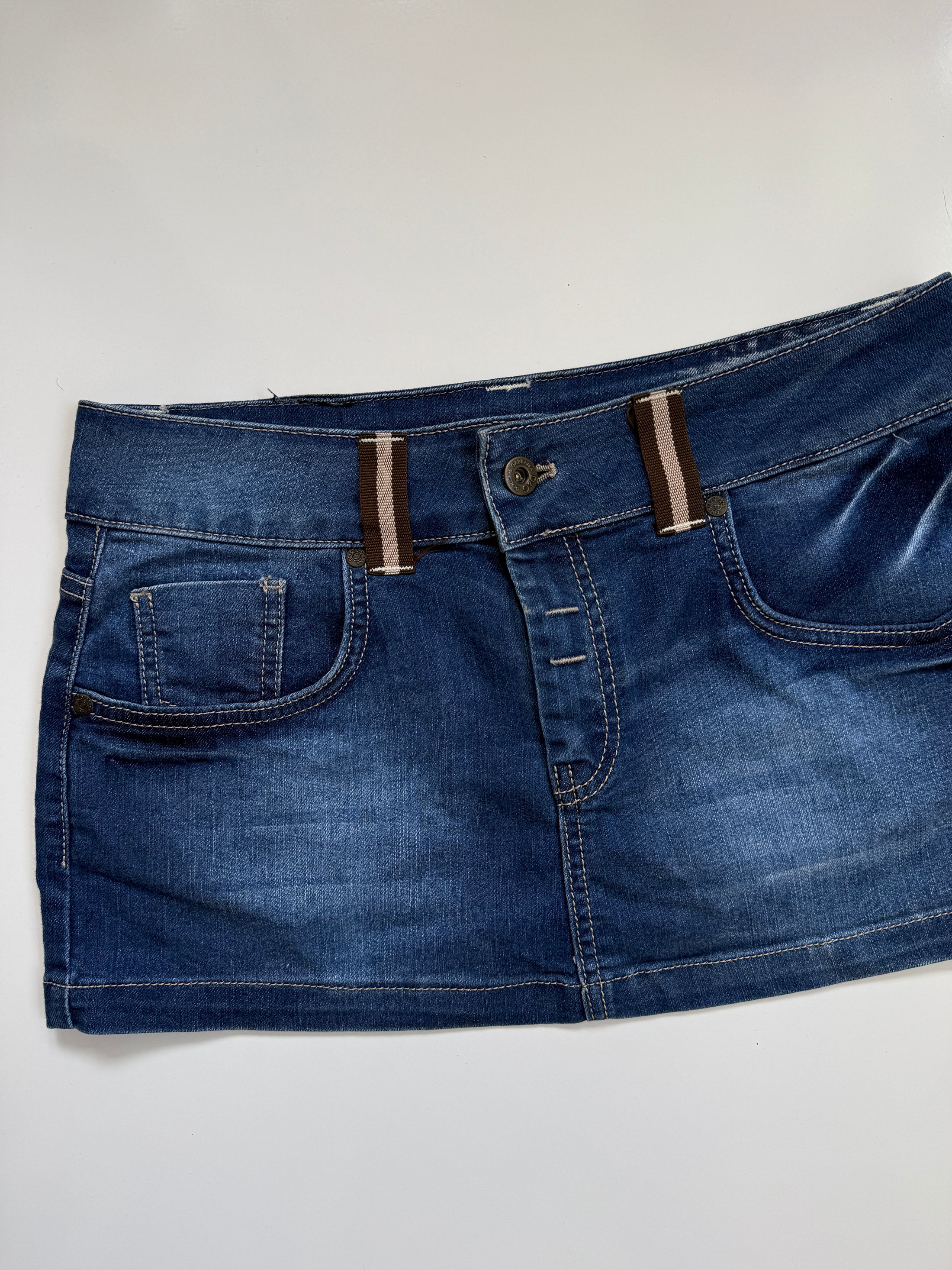 00's Denim micro mini w belt loop detail • Size 8-10
