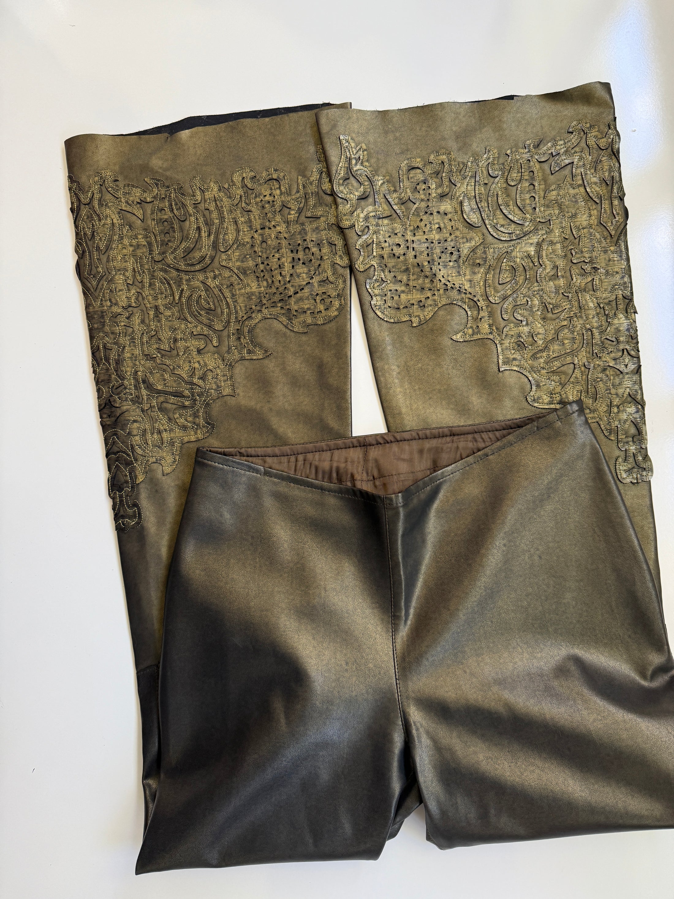 00's Faux leather embroidered flares • Size 8