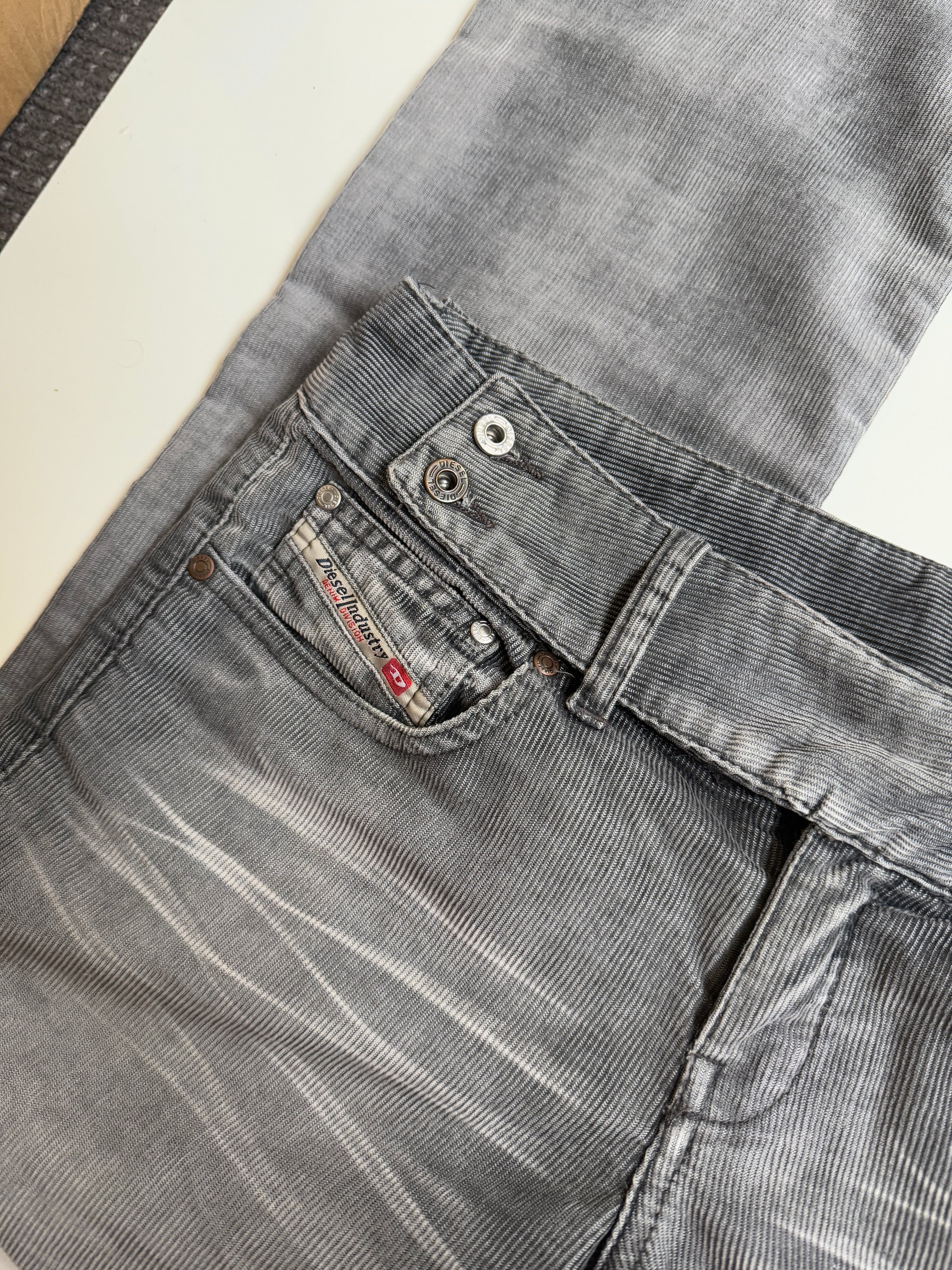 00's Diesel low-rise cord flares *Petite • Size 8