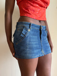 Load image into Gallery viewer, 00's Kirikiri denim mini skirt • Size 6

