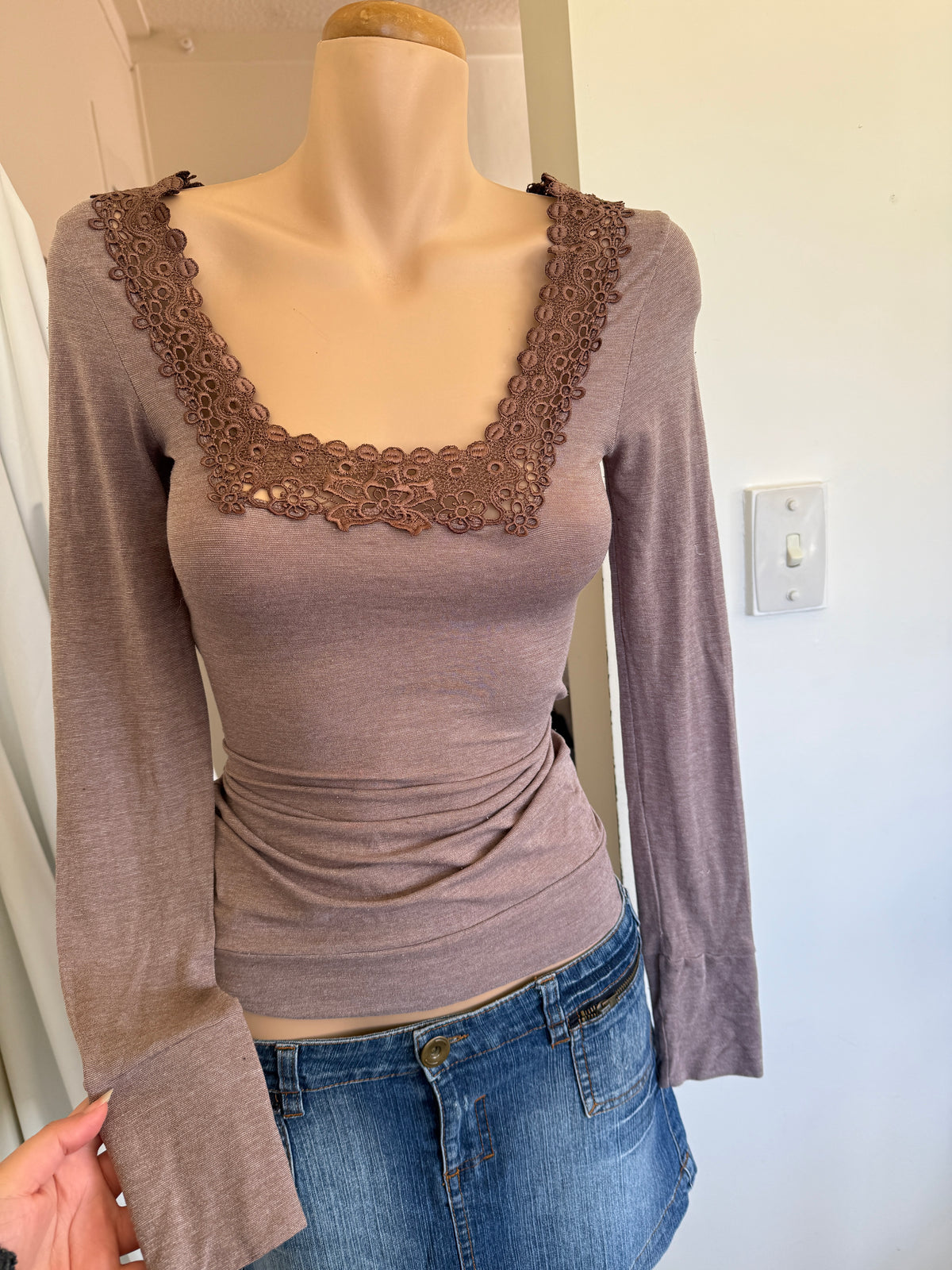 AU 00's Mauve long sleeve w crocheted neckline • Size S/M