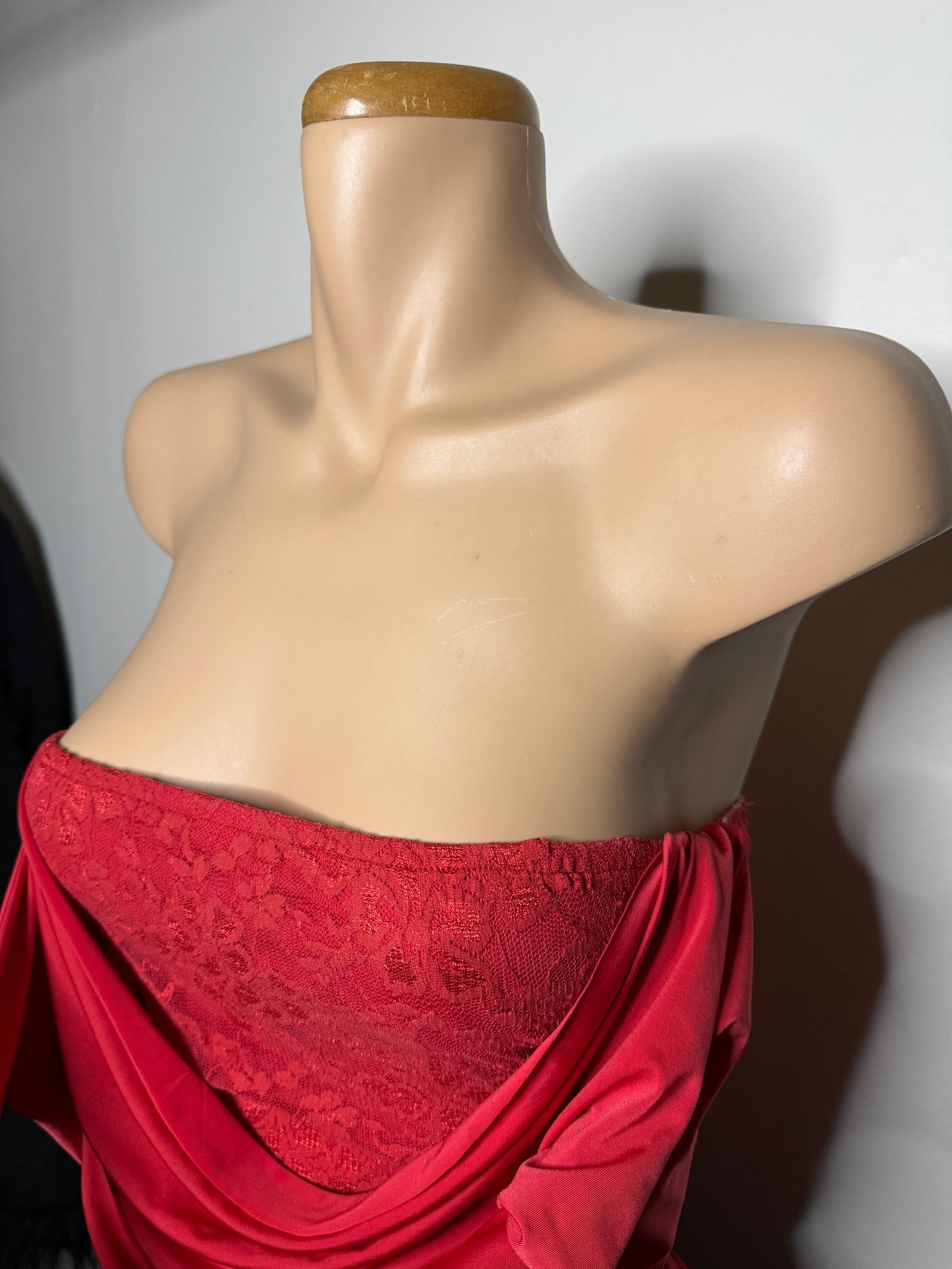 00's Scoop halter w lace detail • Size M