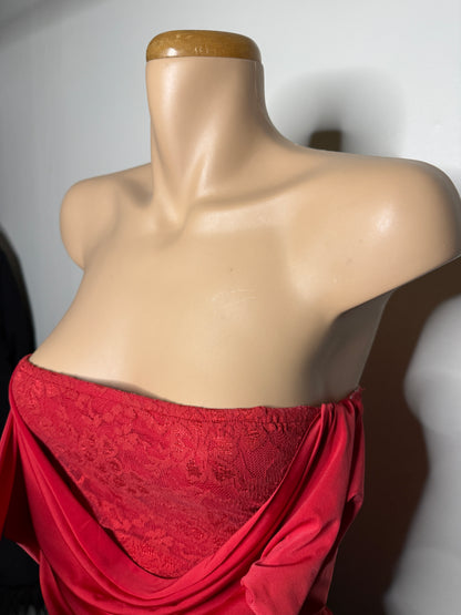 00's Scoop halter w lace detail • Size M