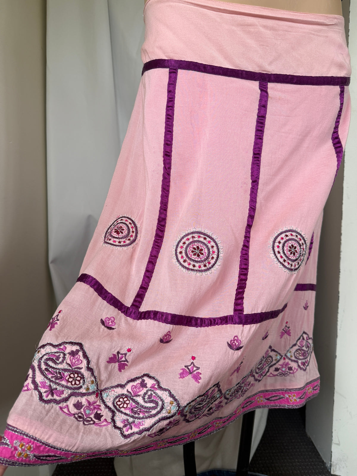 00's Embroidered midi w ribbon detail • Size 12