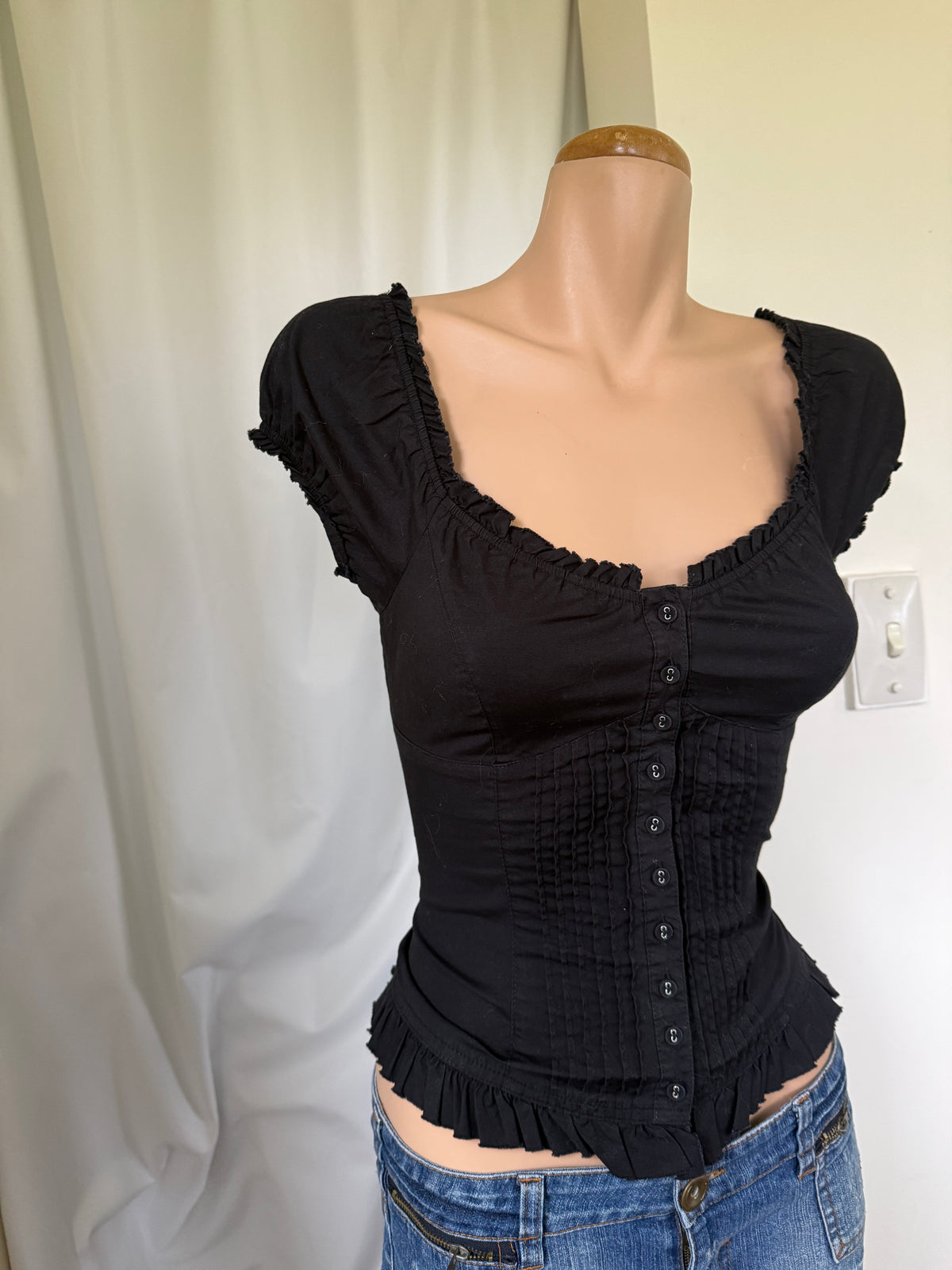 00s Guess milkmaid top w lace up back • Size XS