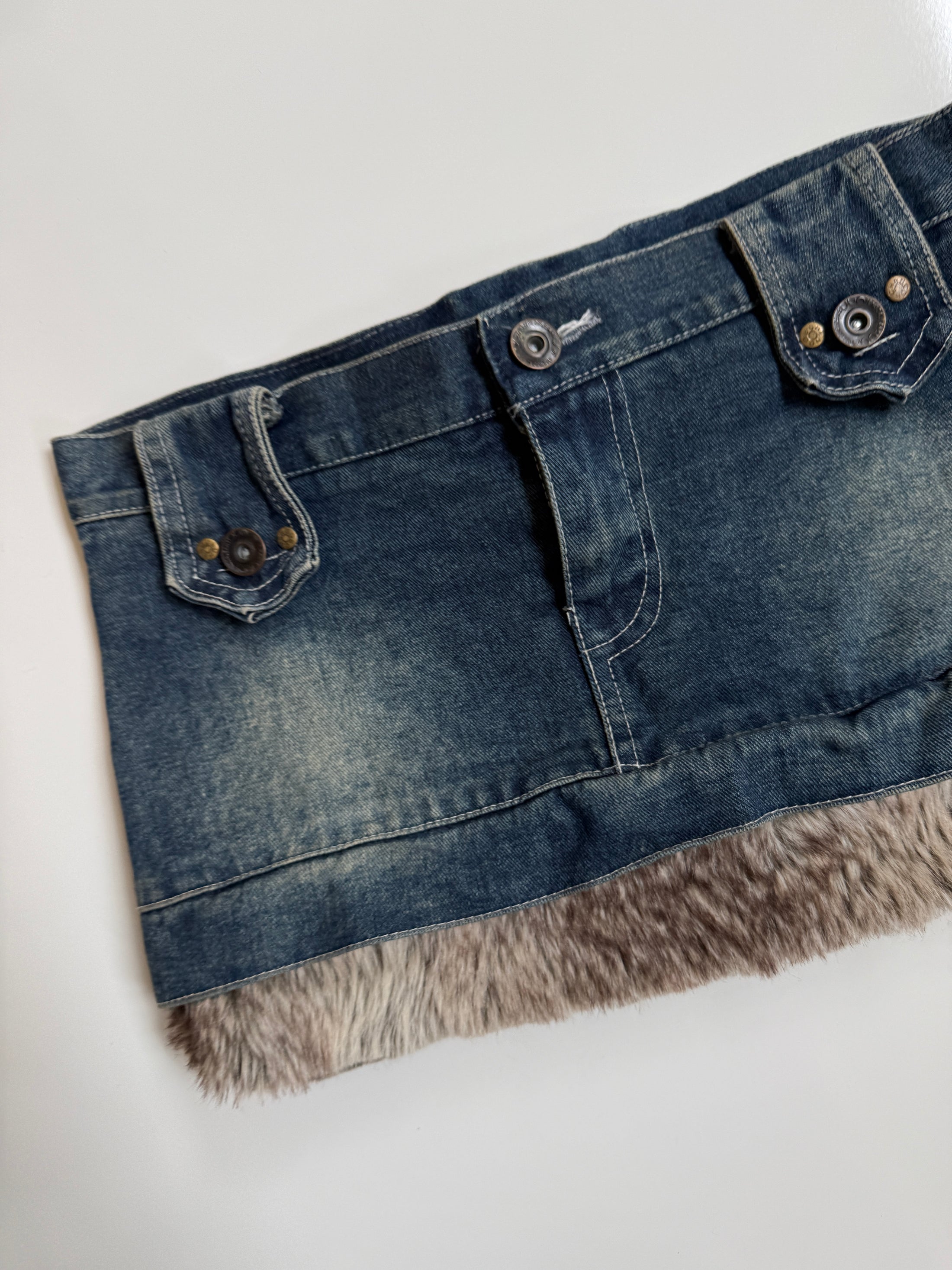 00's Denim micro mini w faux fur trim • Size 8
