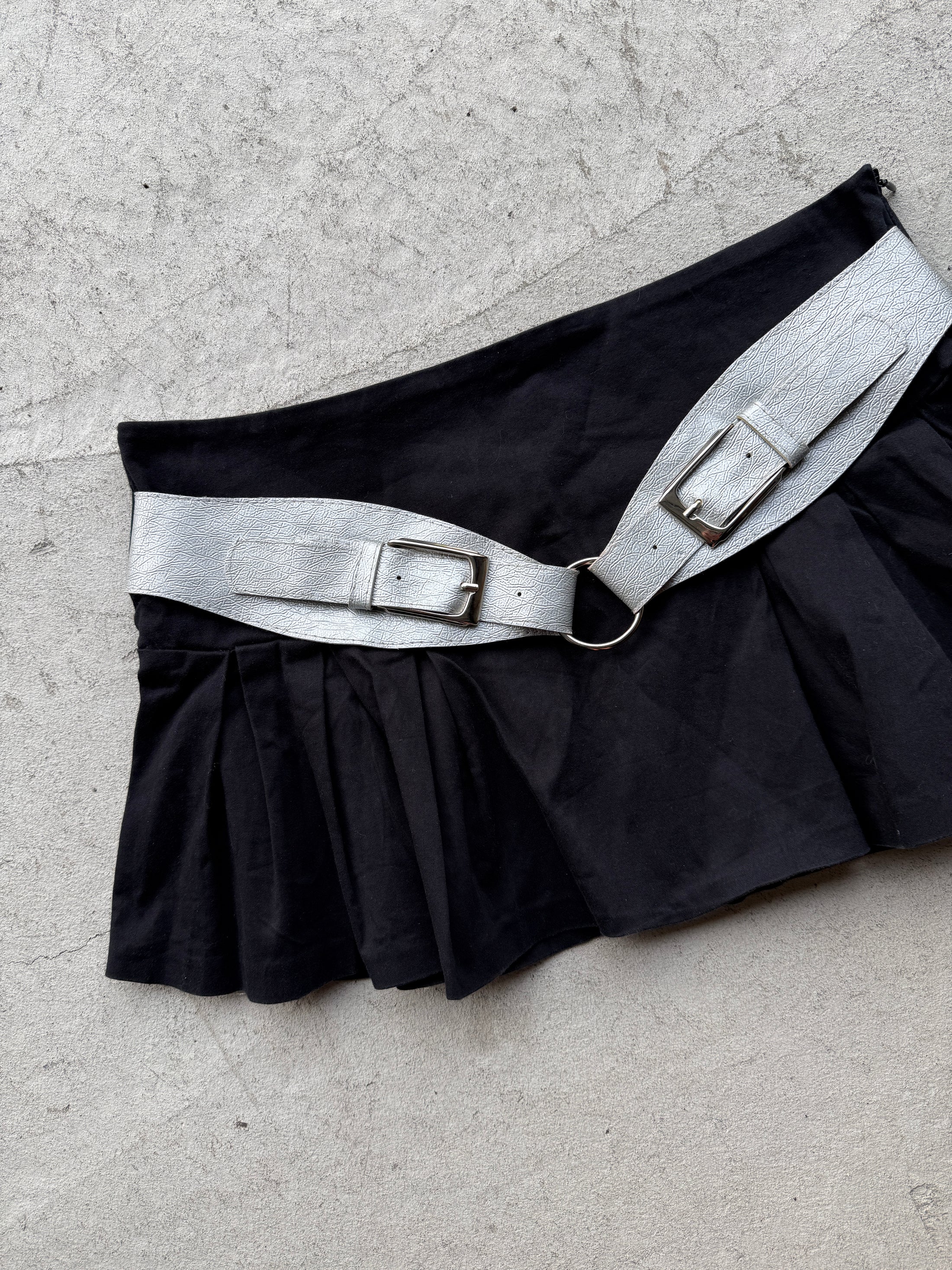 00's STR Paris pleat mini w silver belt detail • Size 8