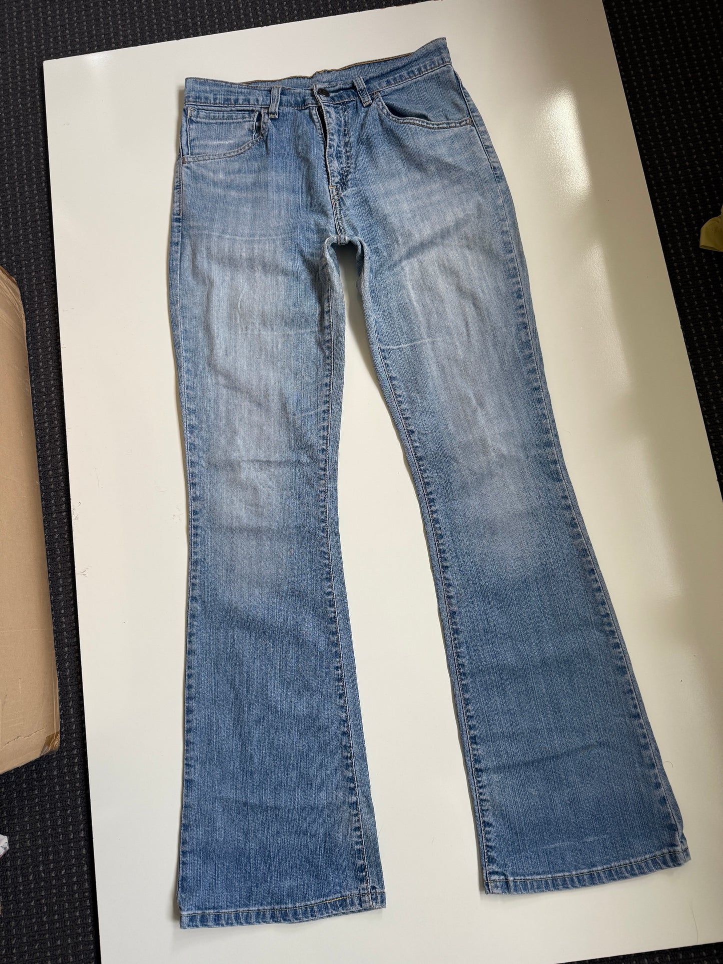 00's Levi's light-wash flared jeans • Size 8