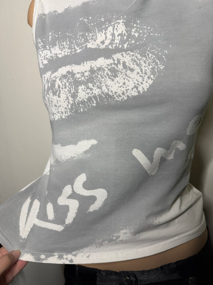 00's "Kiss Me' Cotton graphic tank • Size M/L