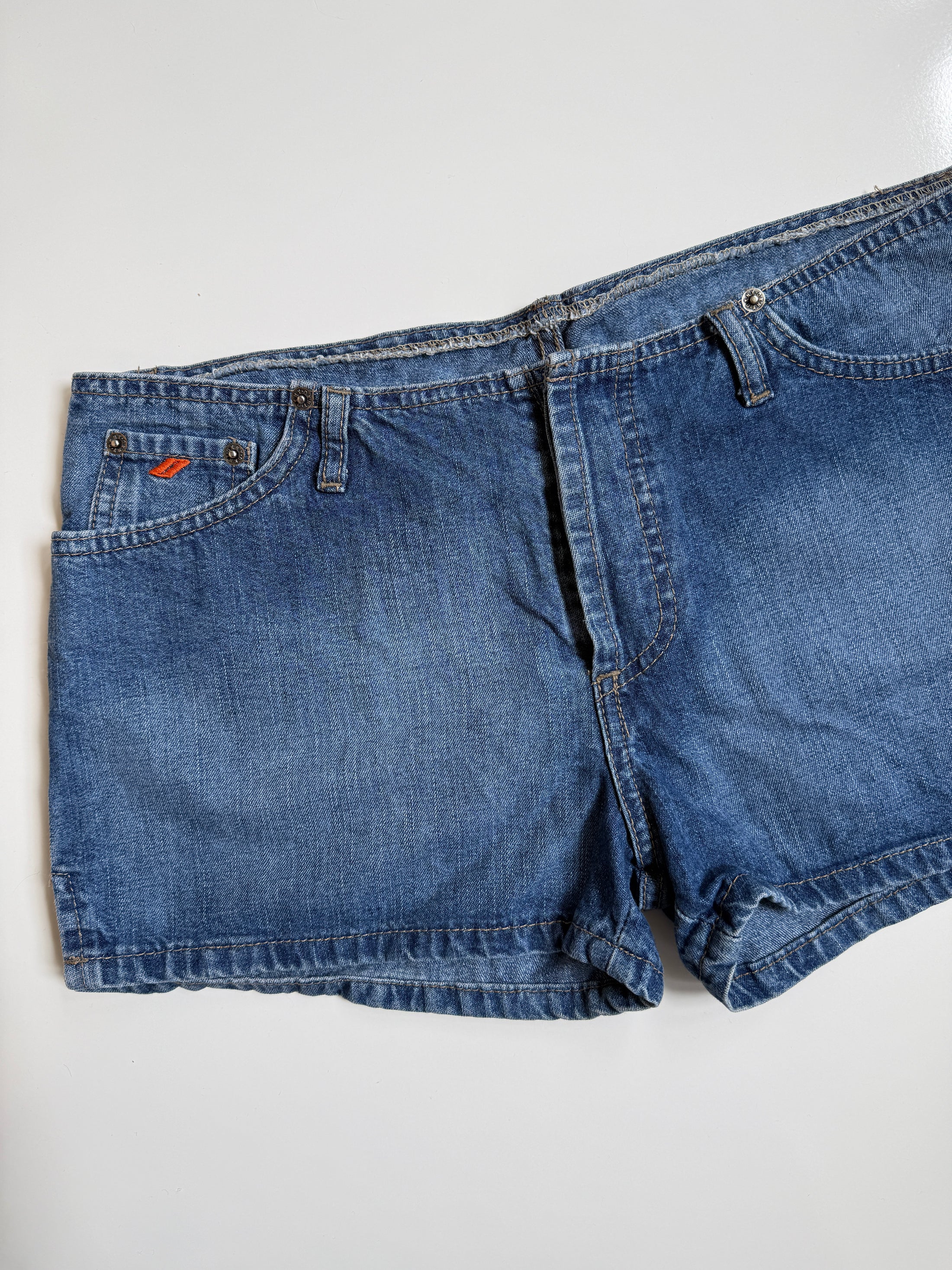 00's DKNY Denim shorts • Size 10