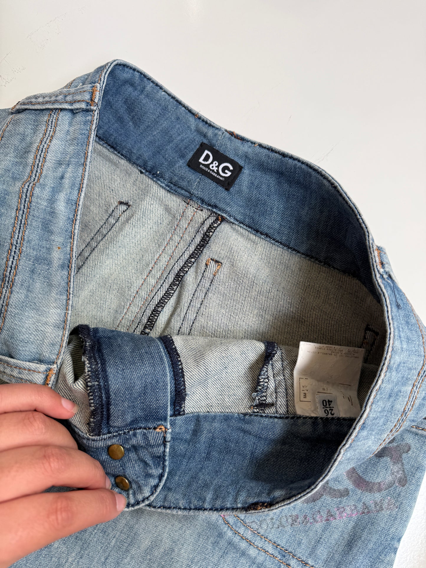 00's Dolce & Gabbana denim mini skirt • Size 8