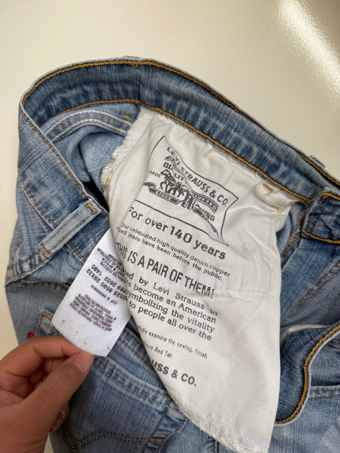 00's Levi's light-wash flared jeans • Size 8