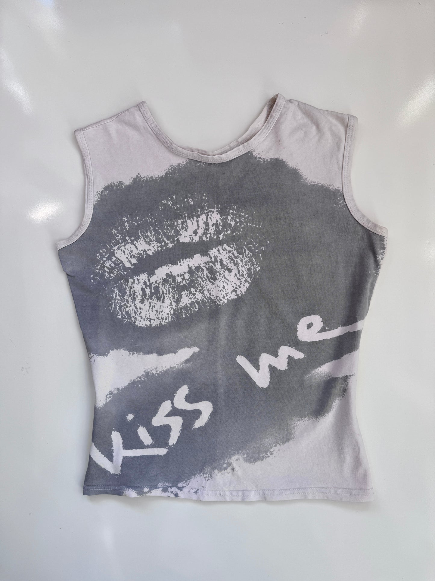 00's "Kiss Me' Cotton graphic tank • Size M/L