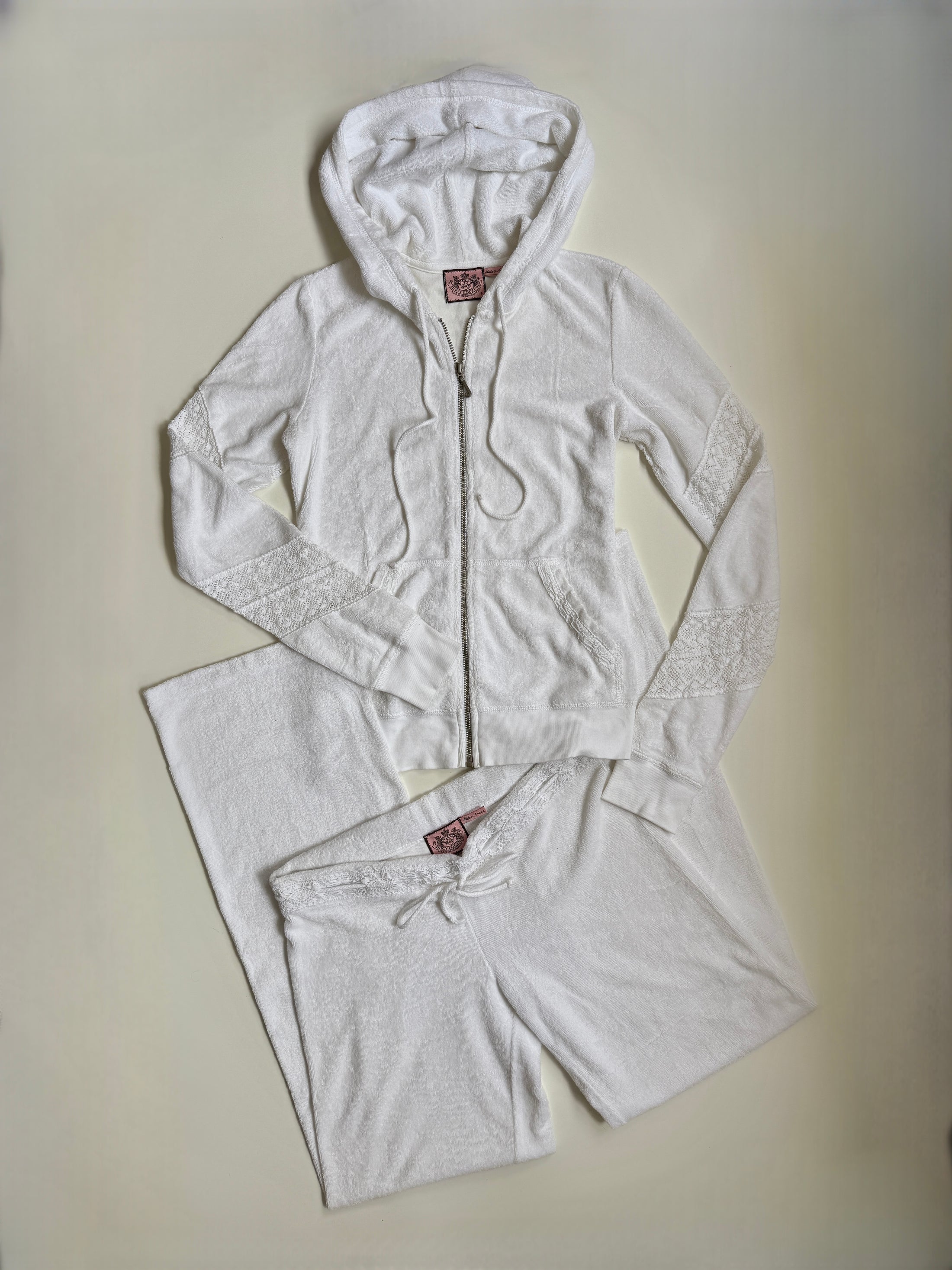 00's Juicy Couture terrycloth white tracksuit w crochet detail • Size XS-S