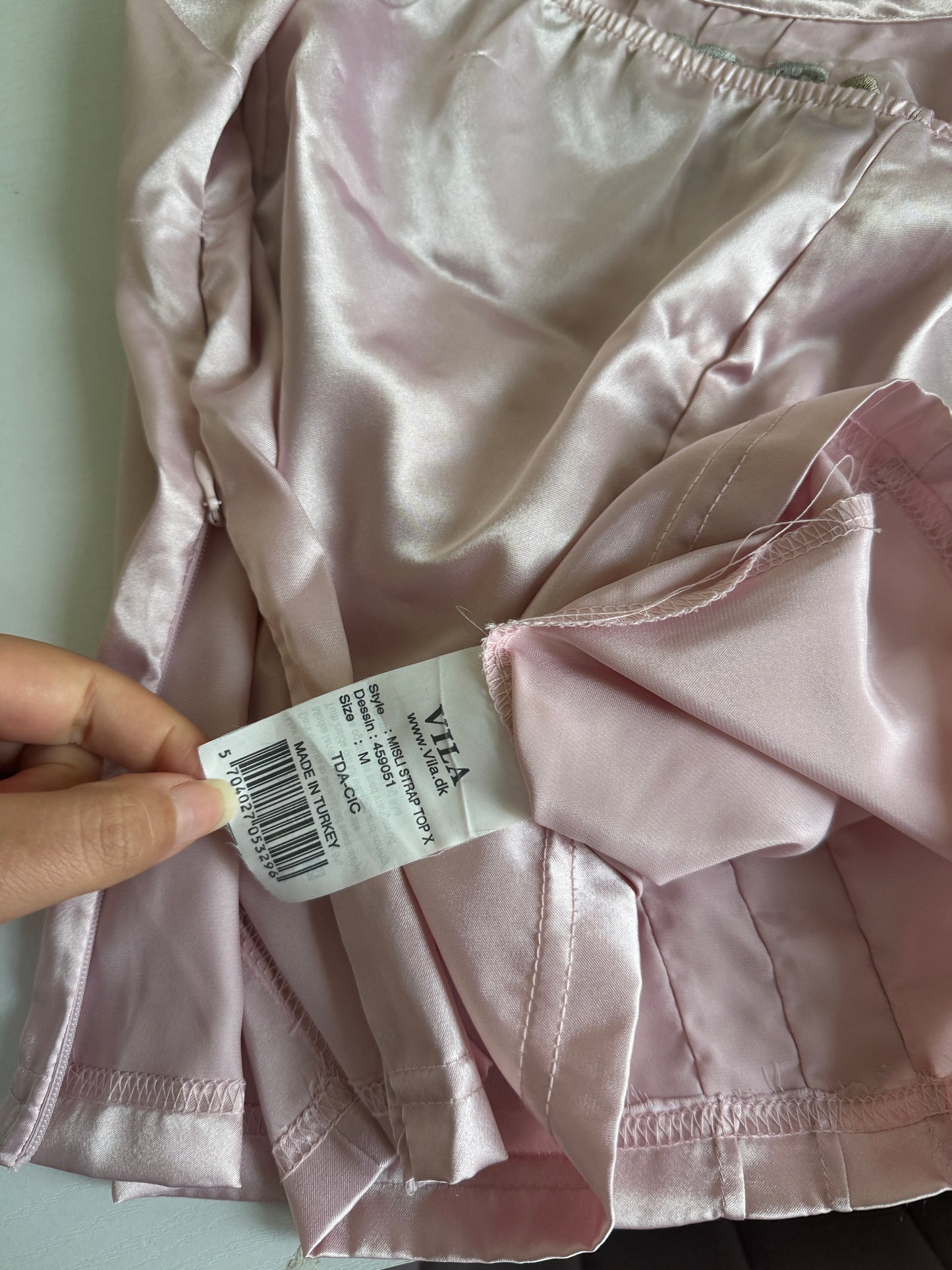 00's Embroidered satin cami • Size M