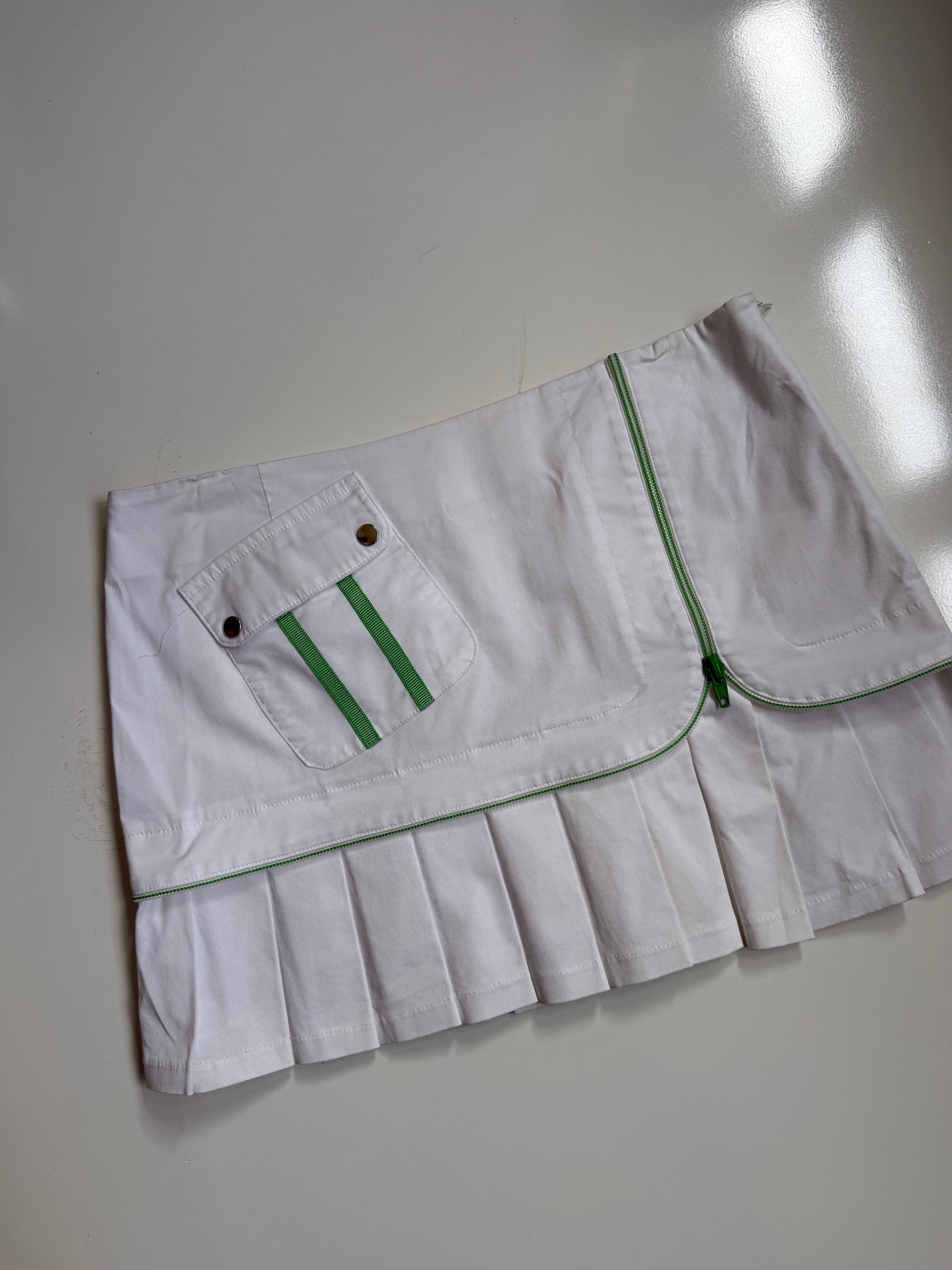 00's Sporty pleated mini • Size 8