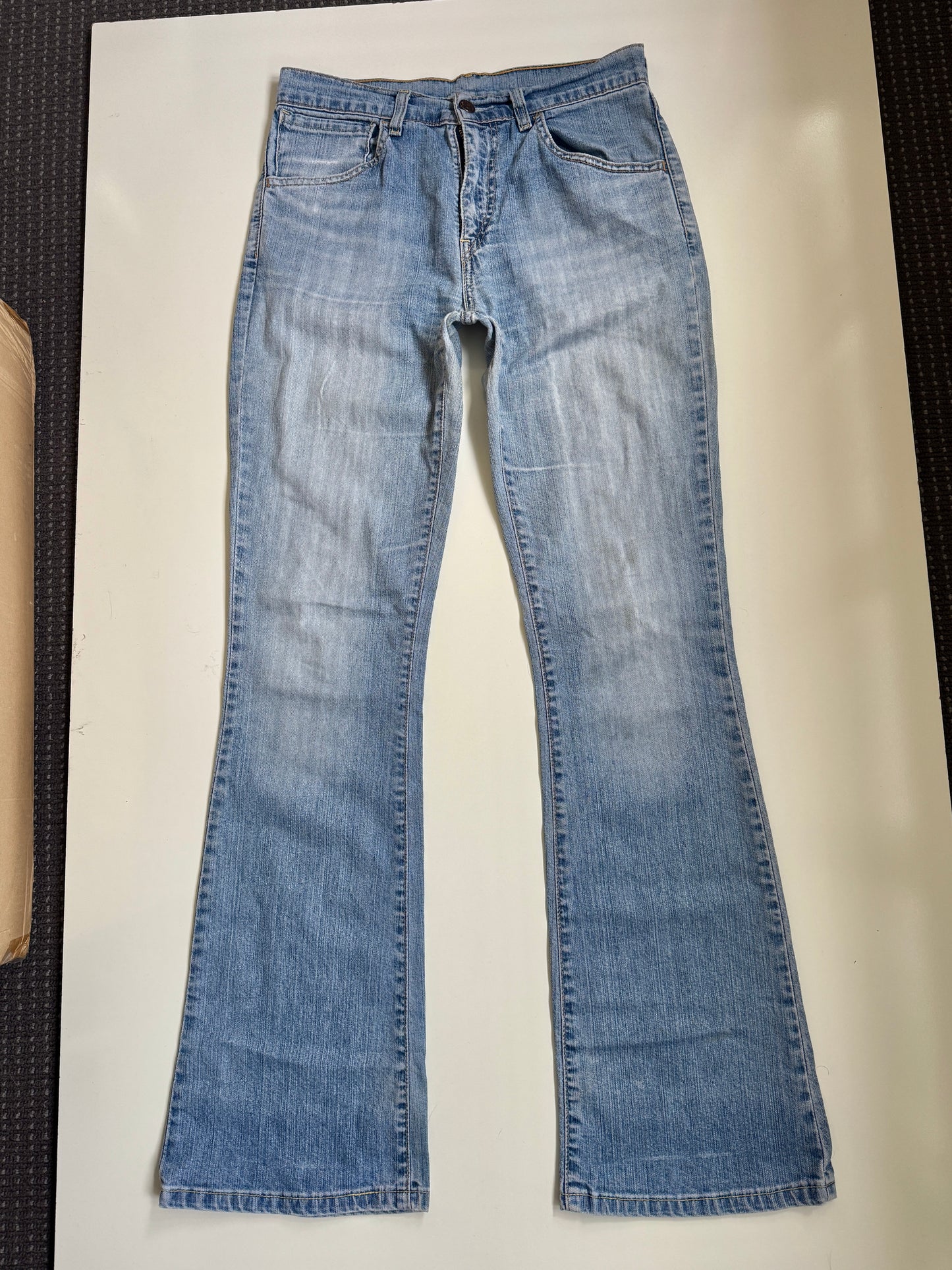 00's Levi's light-wash flared jeans • Size 8