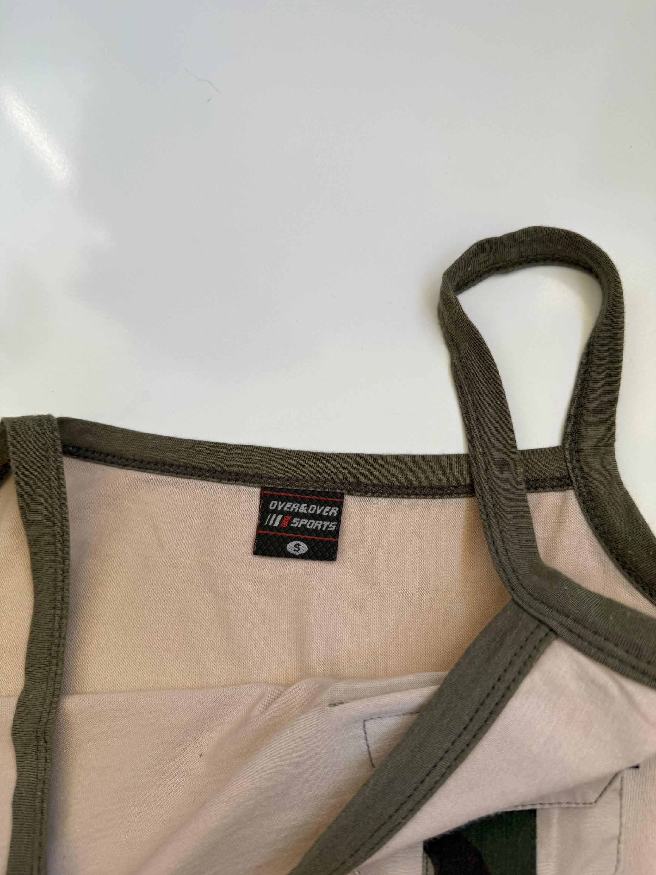 00's Beige military tank w pocket • Size S