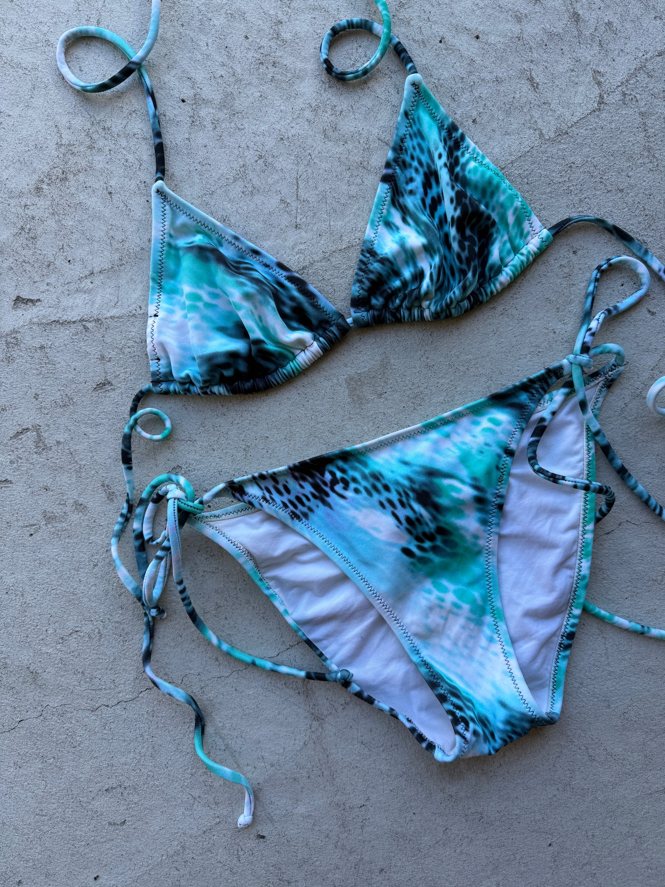 00's Turquoise pattern bikini • Size M