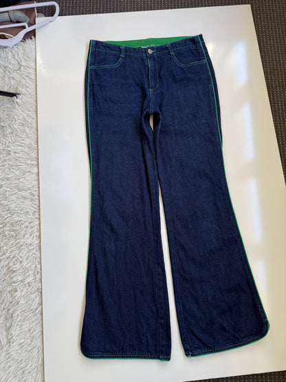 00's Contrast stitch wide leg flared jeans • Size 10