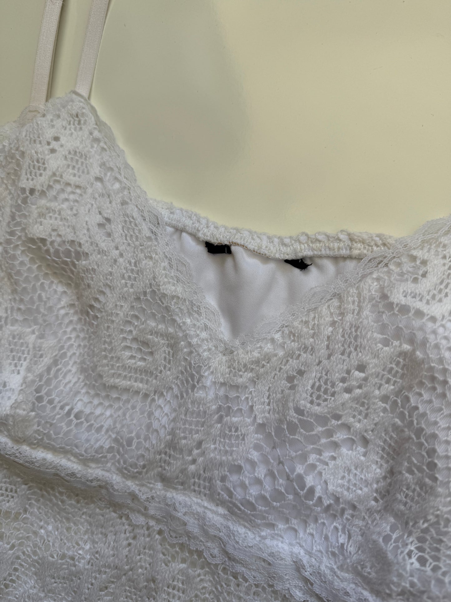 00's Embroidered woven cami w lace trim • Size M/L