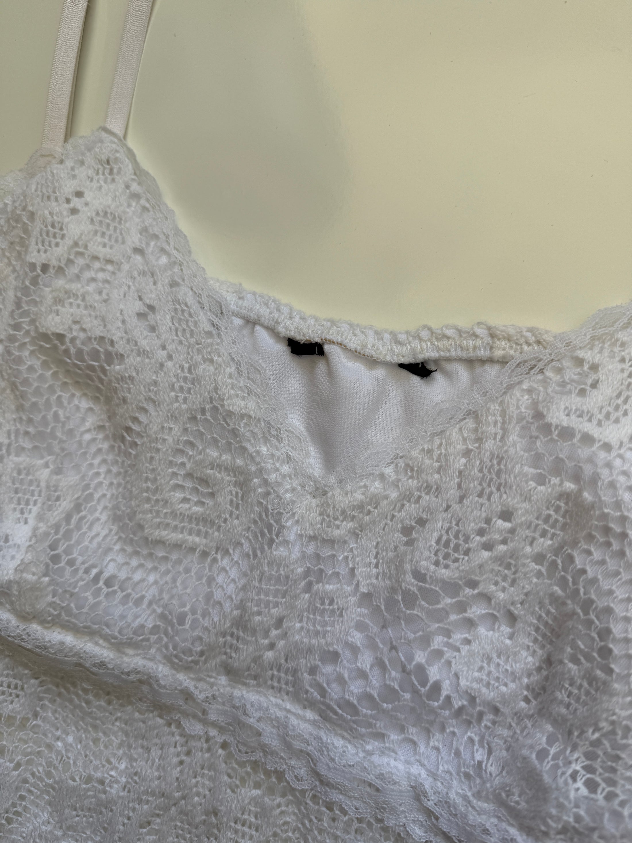 00's Embroidered woven cami w lace trim • Size M/L