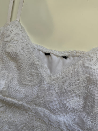 00's Embroidered woven cami w lace trim • Size M/L