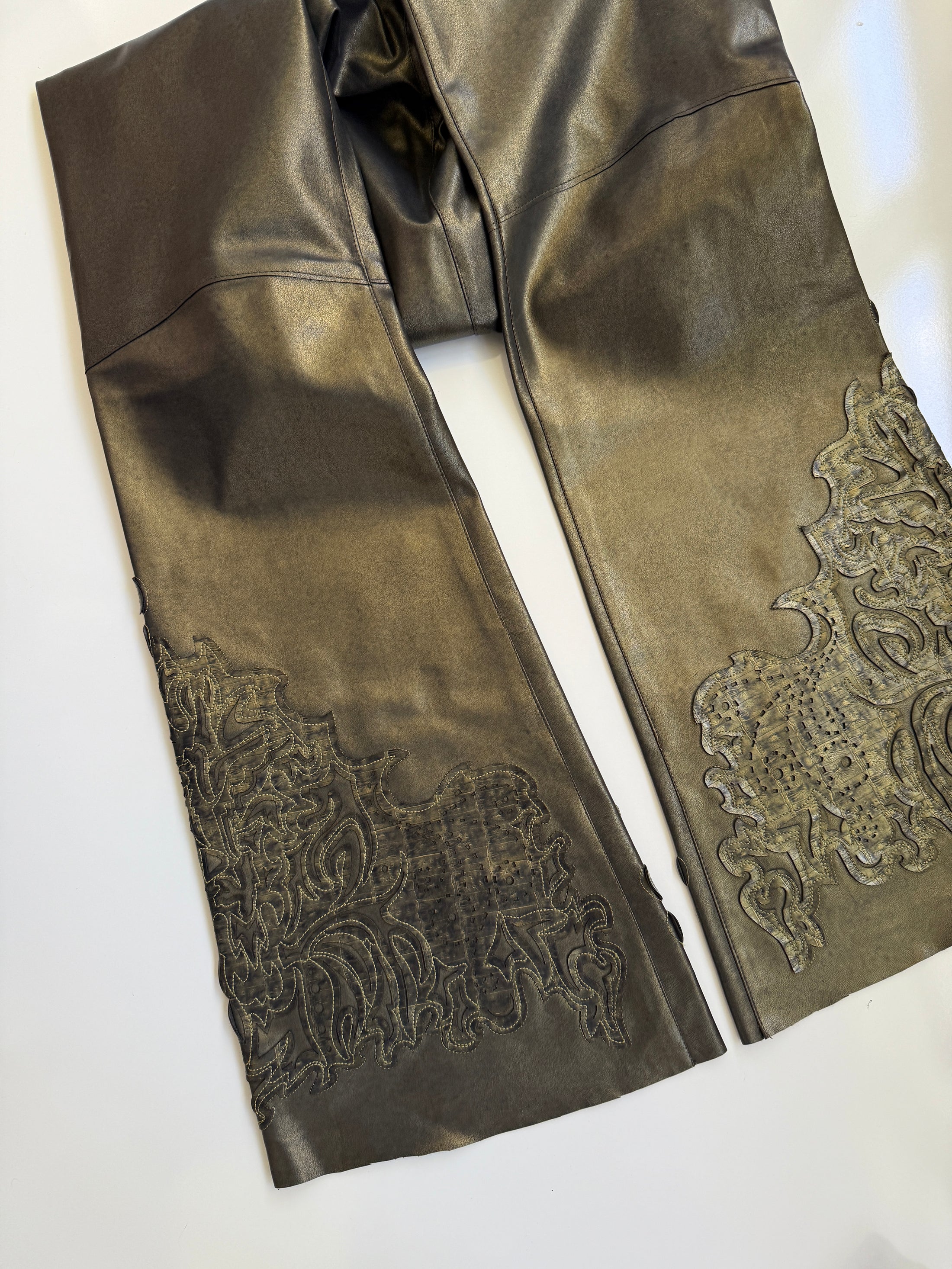 00's Faux leather embroidered flares • Size 8