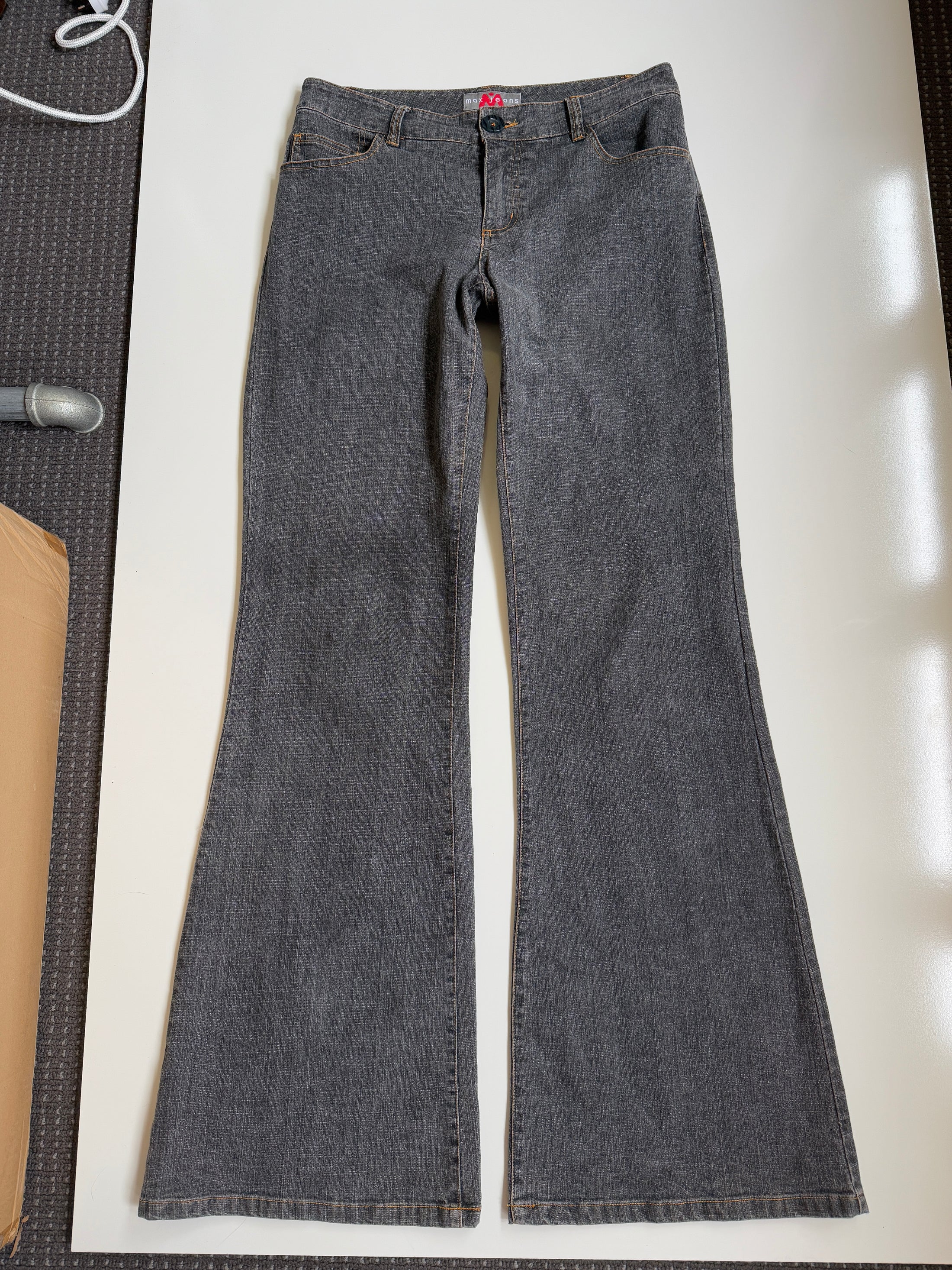 00's Max charcoal flared jeans • Size 10