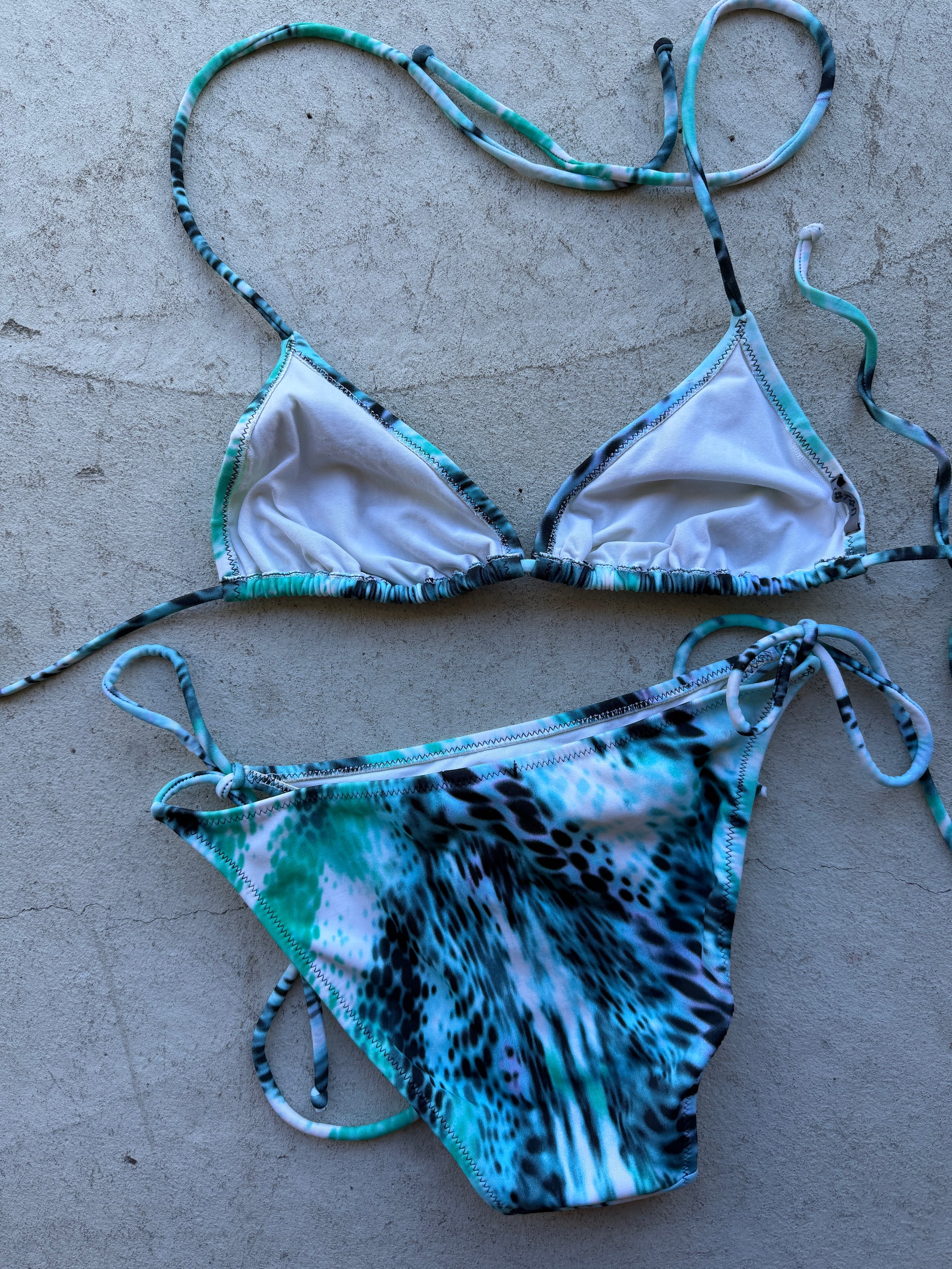 00's Turquoise pattern bikini • Size M