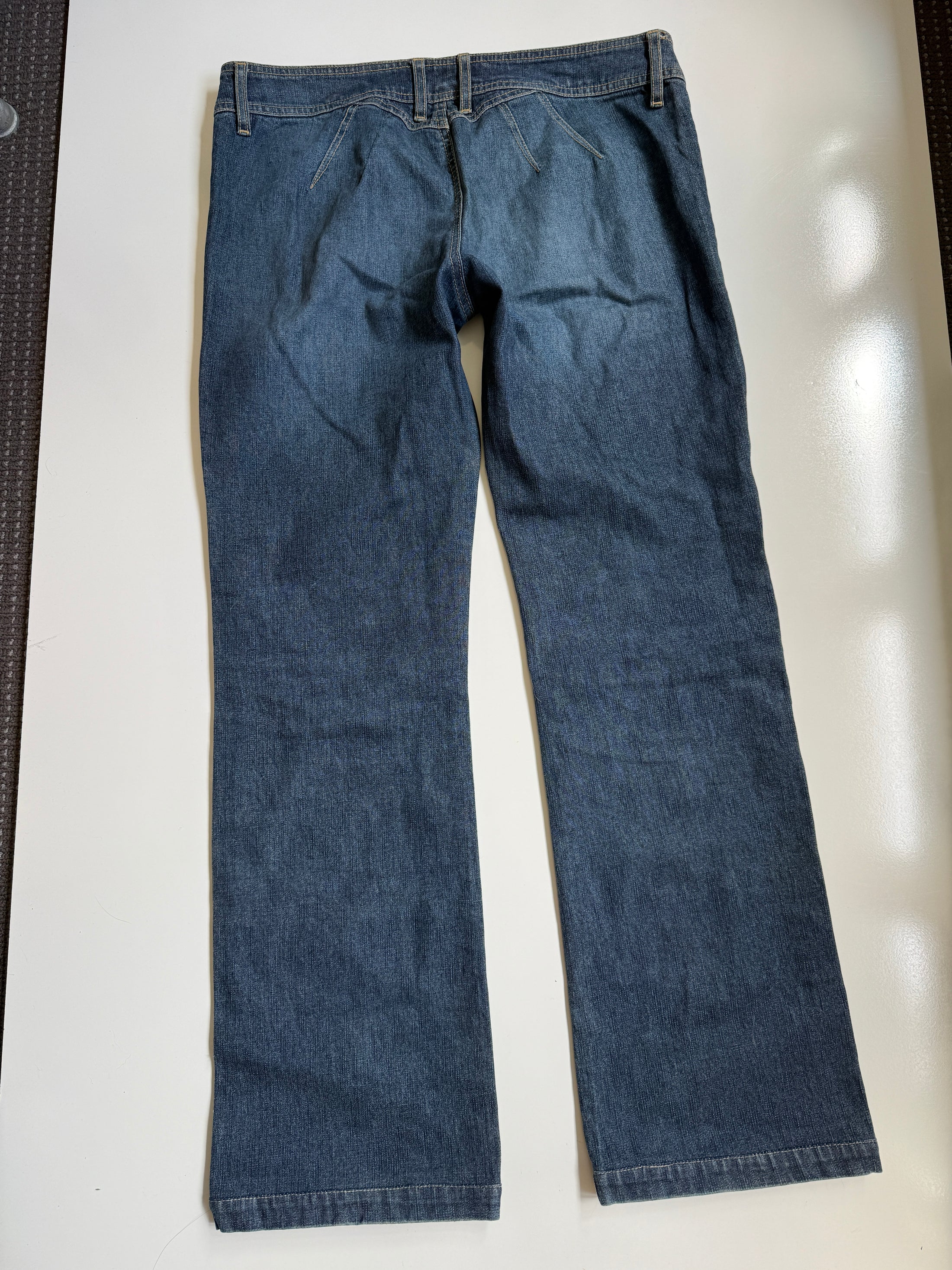 00's Low-rise zip fly boot cut jeans • Size 12