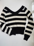 Load image into Gallery viewer, 00's Off shoulder striped knit • Size M/L
