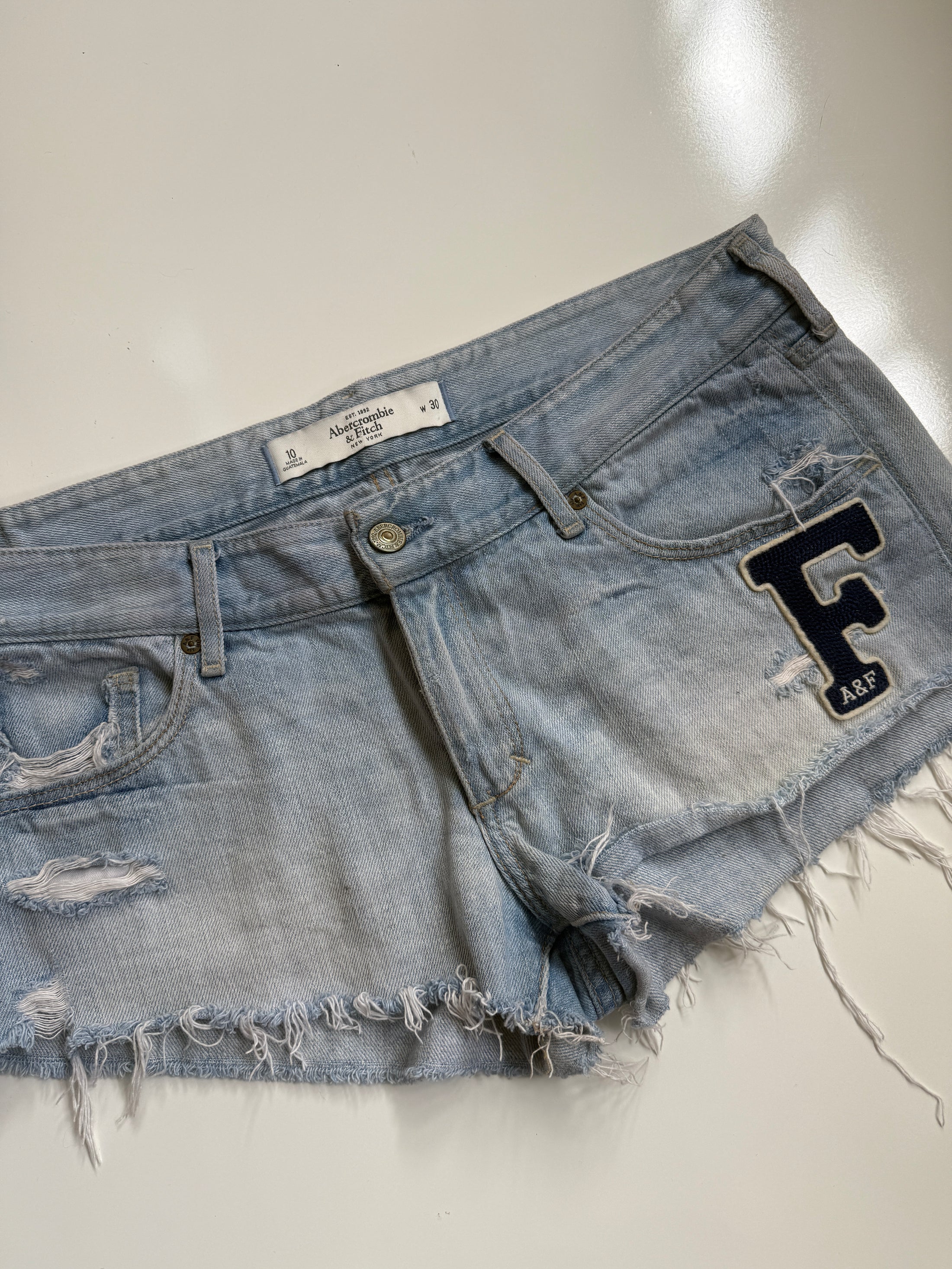 00's Abercrombie & Fitch distressed denim shorts • Size 10-12