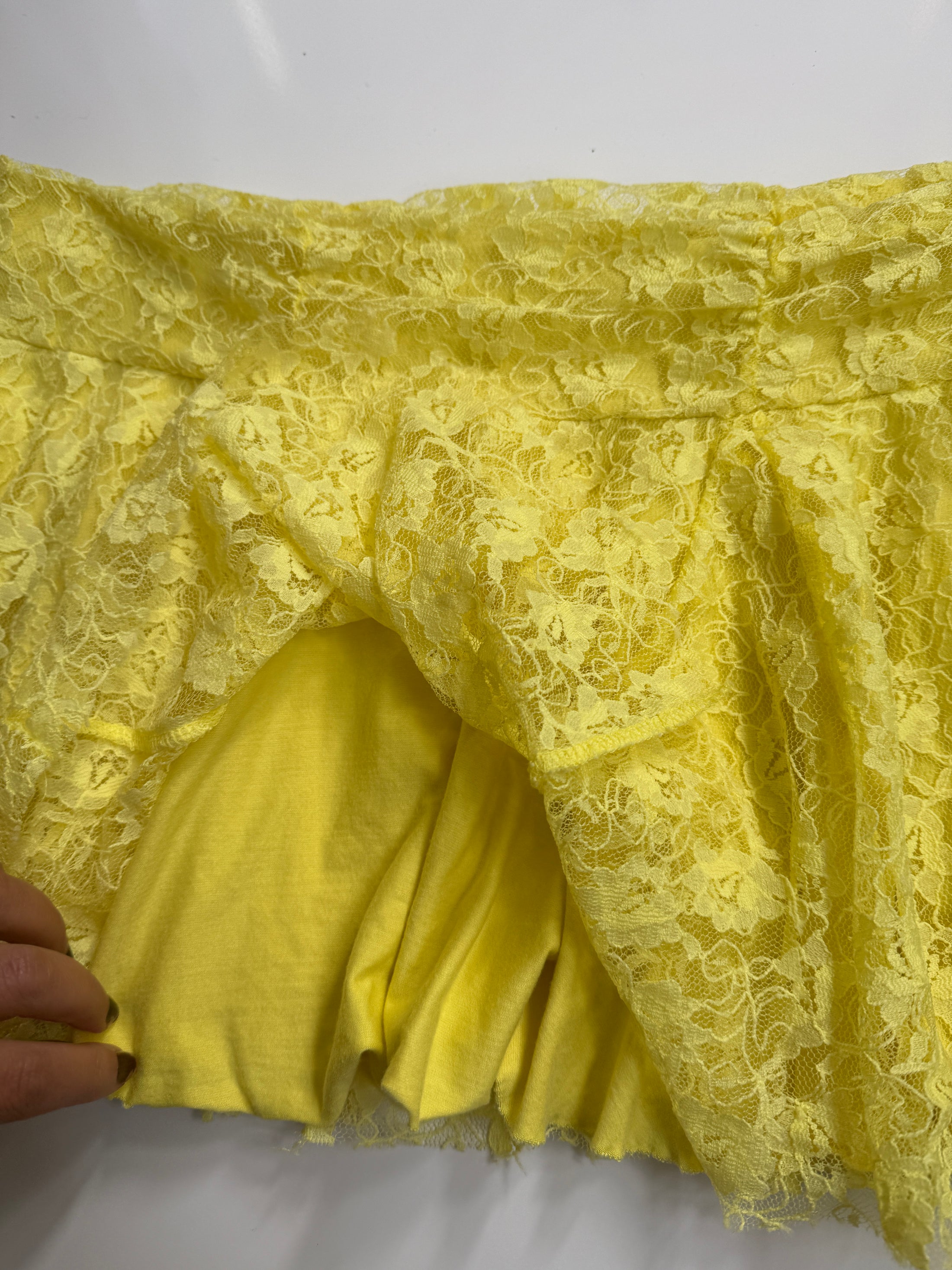 00's Yellow lace micro pleated skirt • Size L/XL